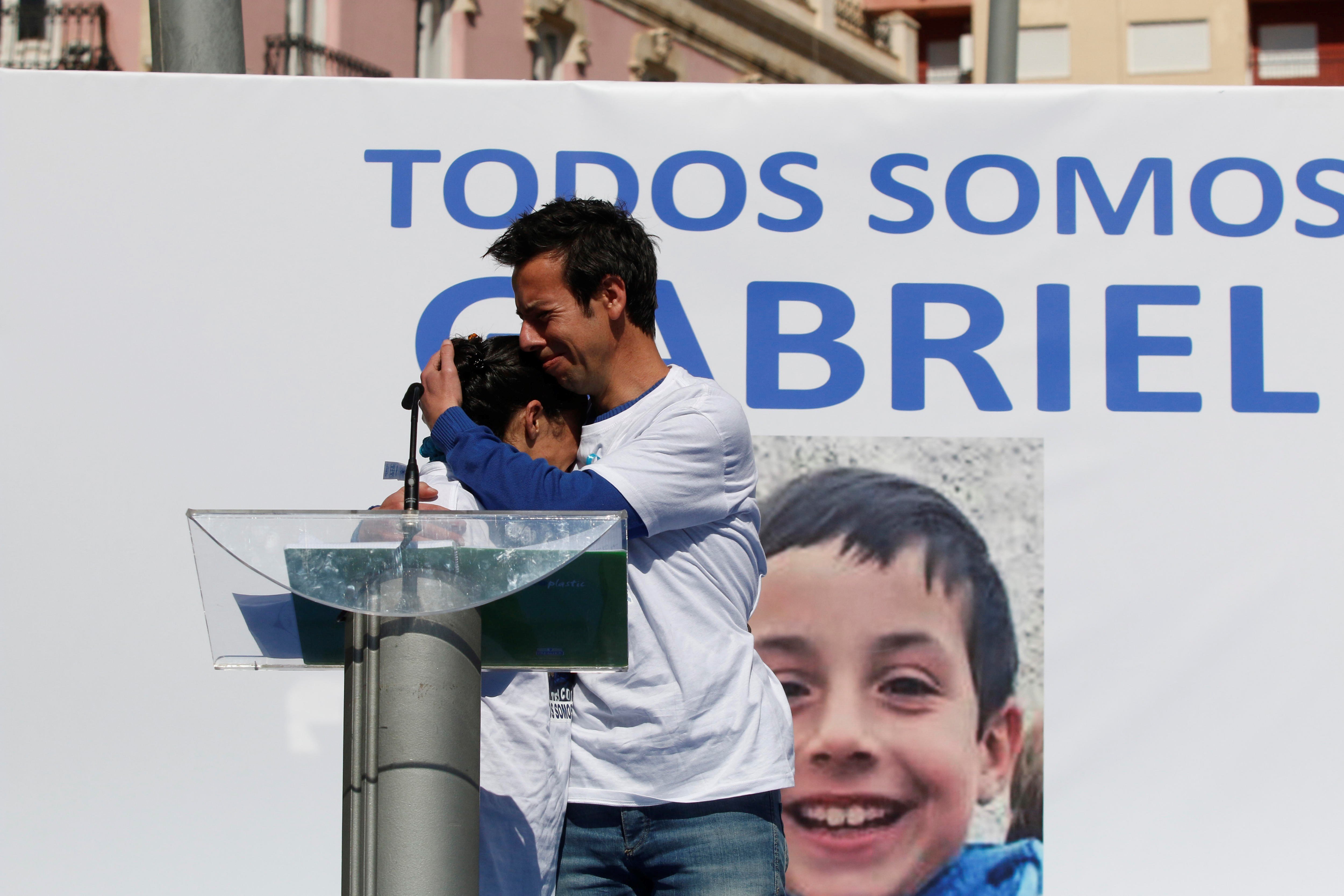 Los padres del pequeño Gabriel atacan a Andy y Lucas para aprovecharse de la imagen de su hijo