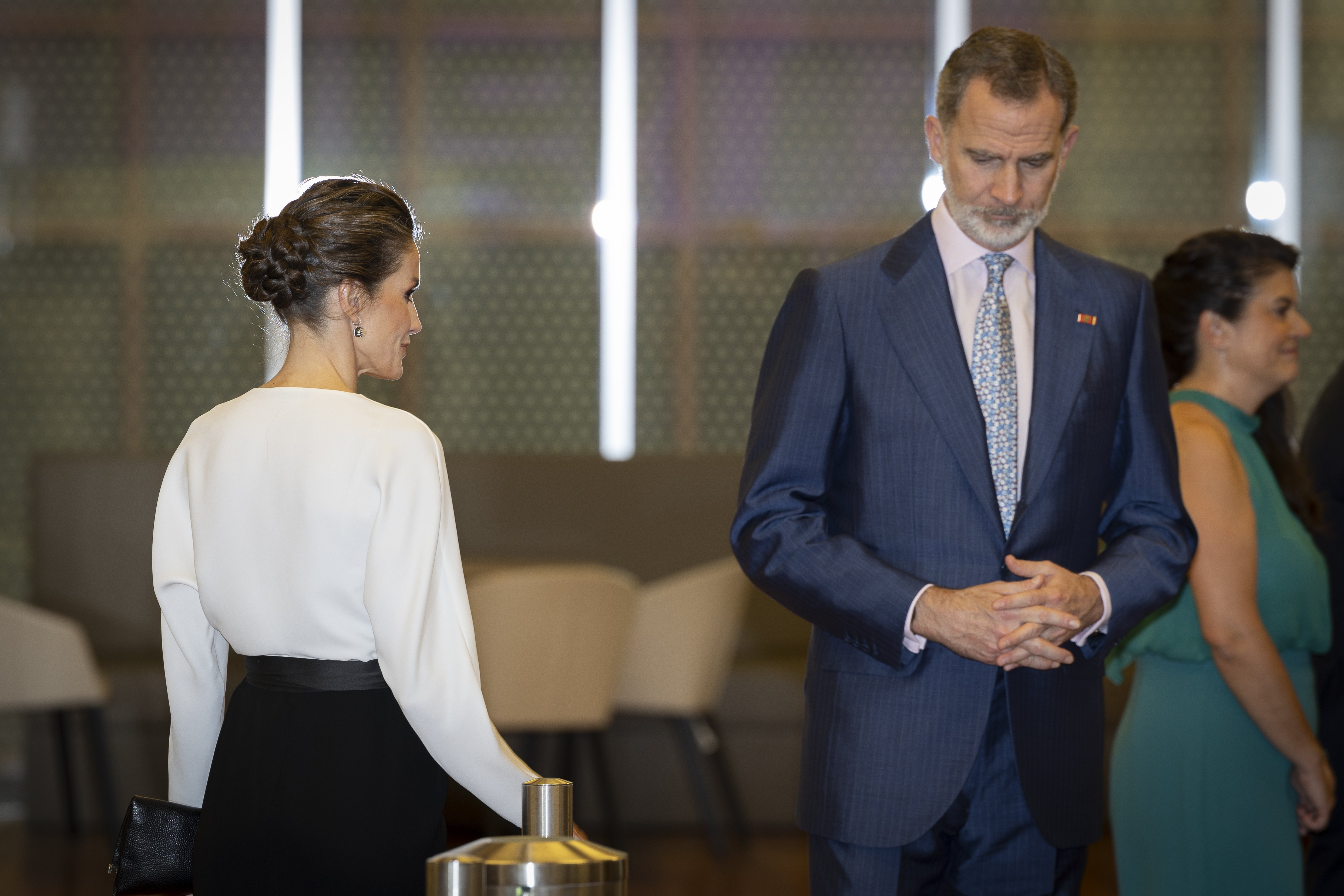 Clamor en los morros de los Borbones: la explícita pancarta que ha leído Letizia sobre su madre