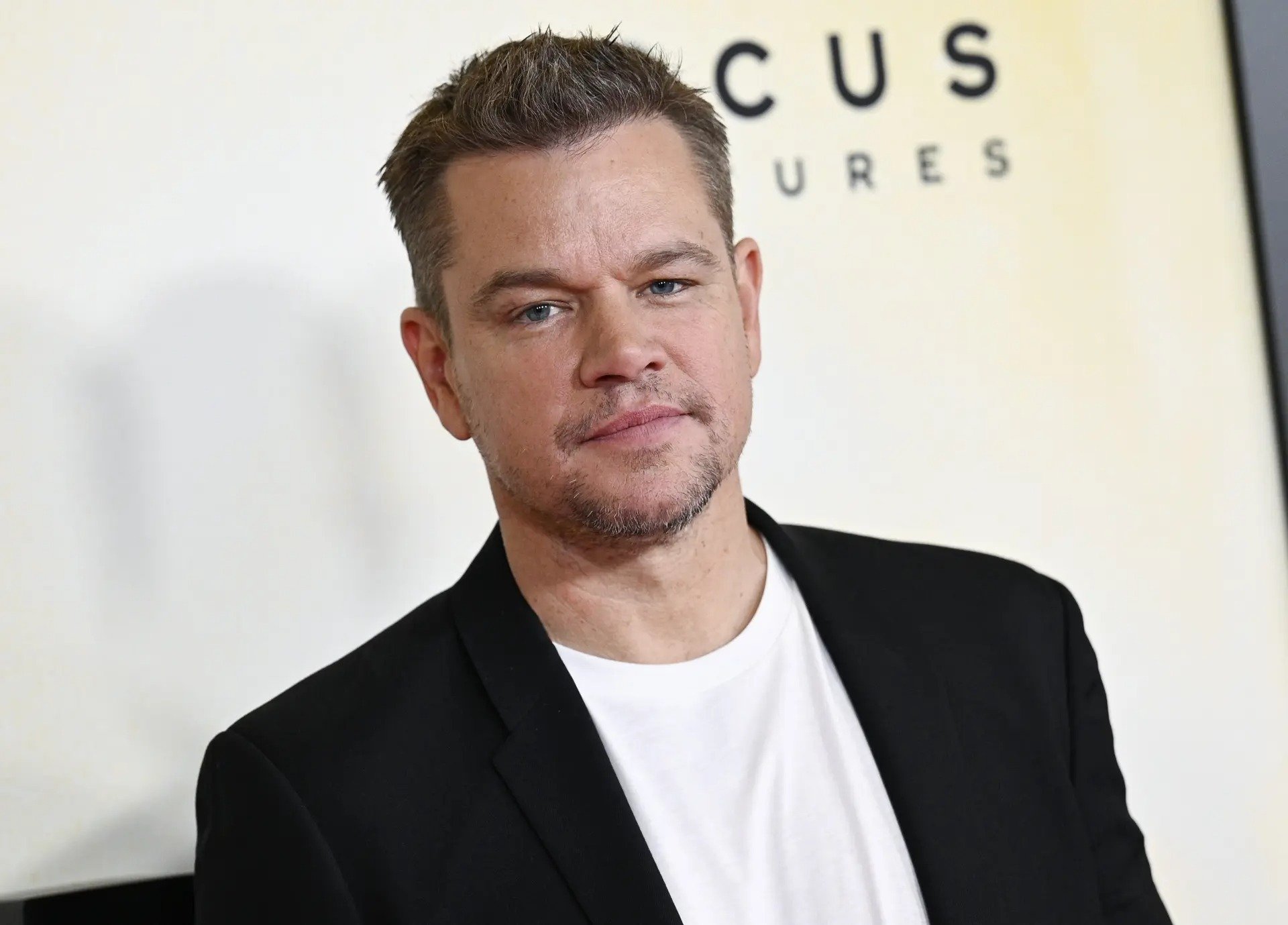 El gato superviviente de Matt Damon que sorprende al mundo en internet