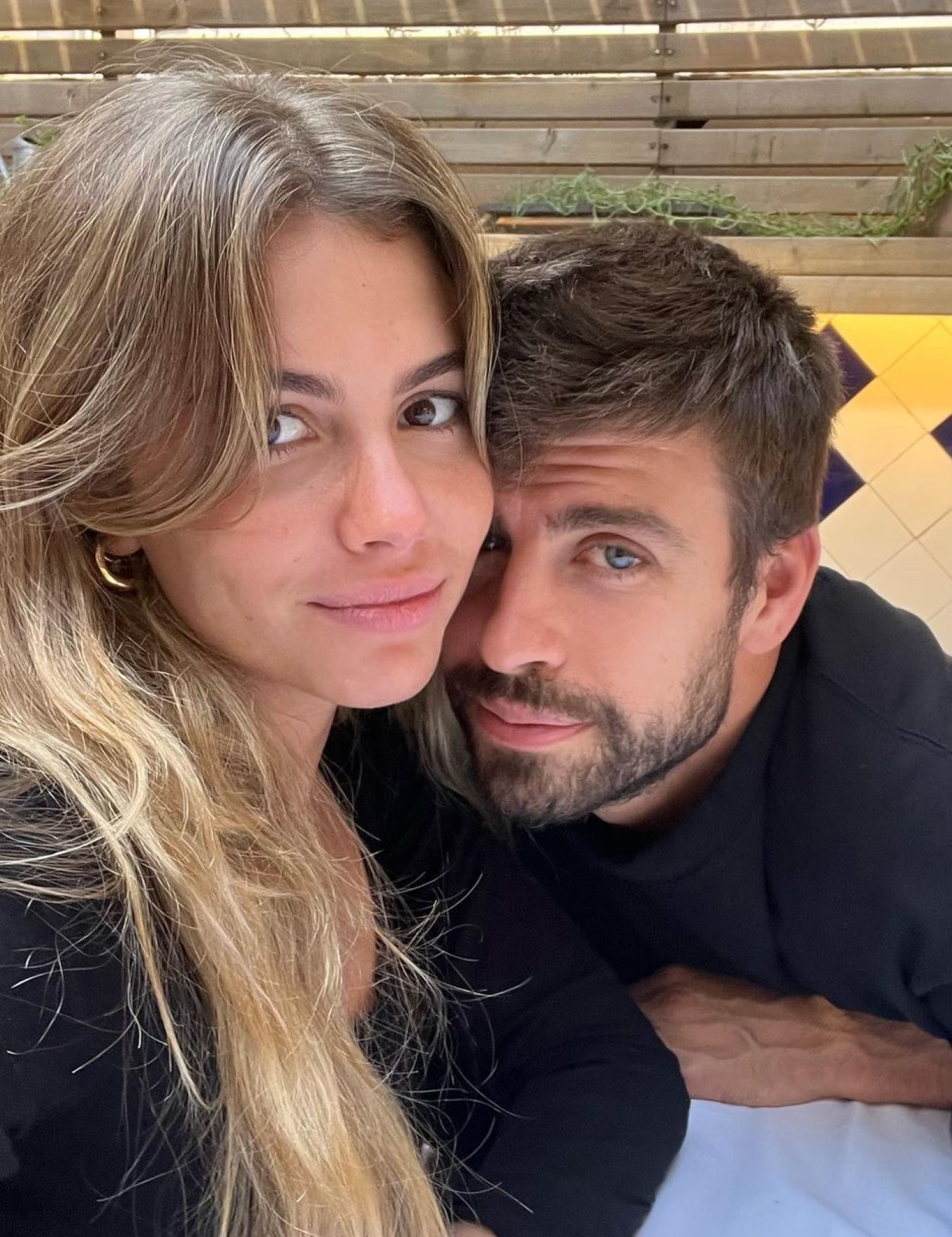 Gerard Piqué y Clara Chía en Badalona enamoradísimos, ignoran las pullas de Shakira