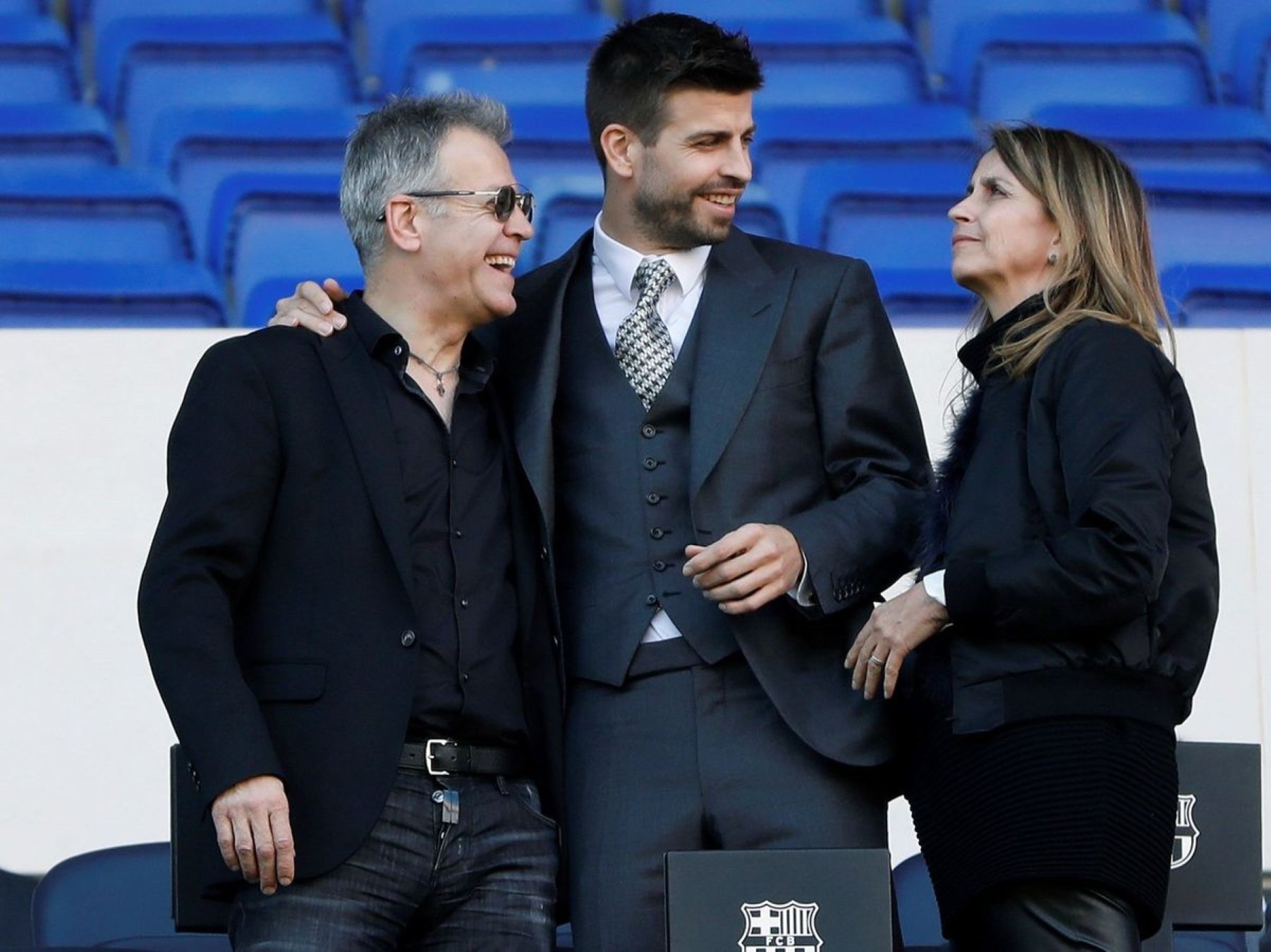 Gerard Piqué xerrant amb els seus pares a pocs metres de Shakira: incomoditat total