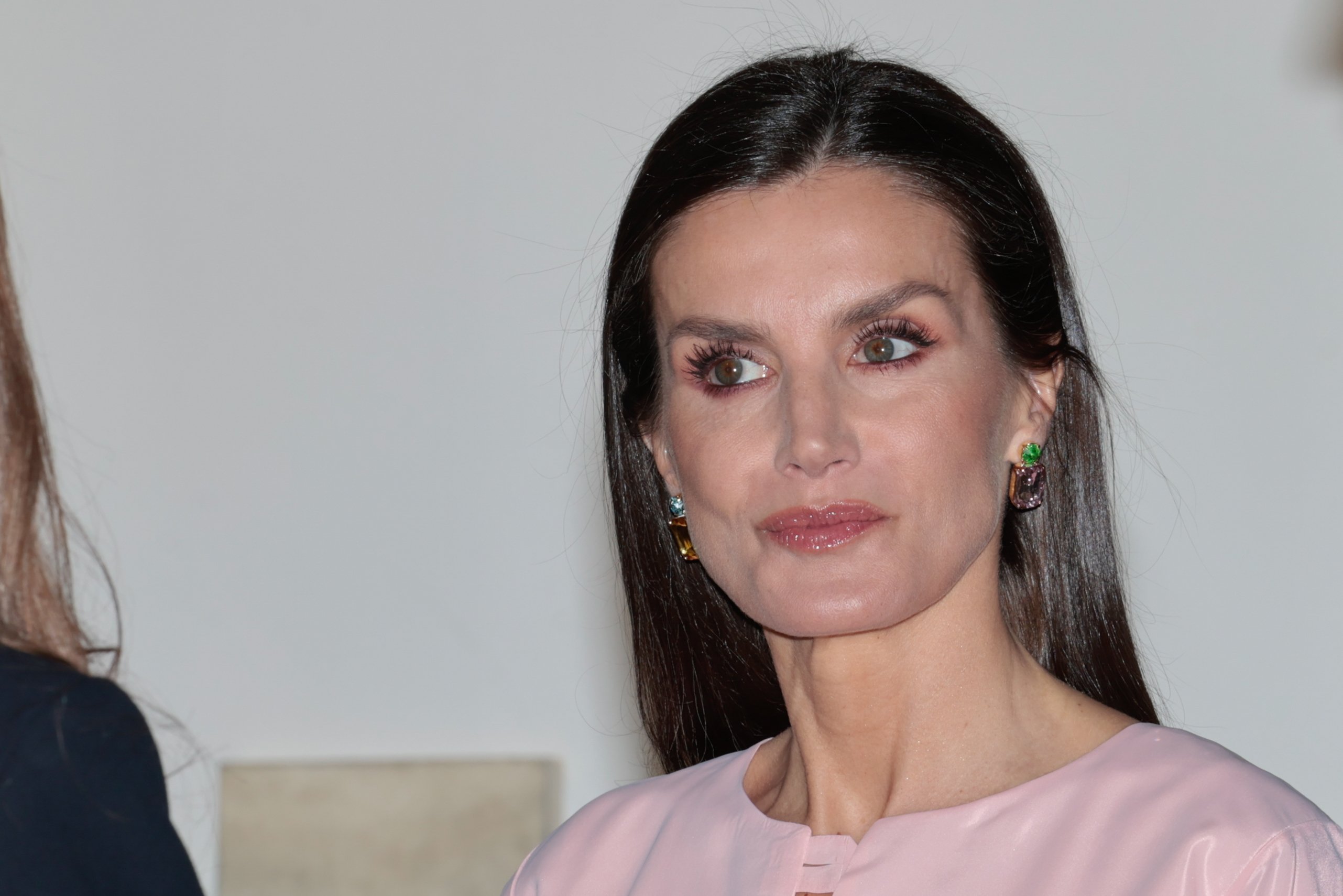 Letizia y el detalle en las piernas que tiene locos a los fans, bajo un look rompedor en ARCO