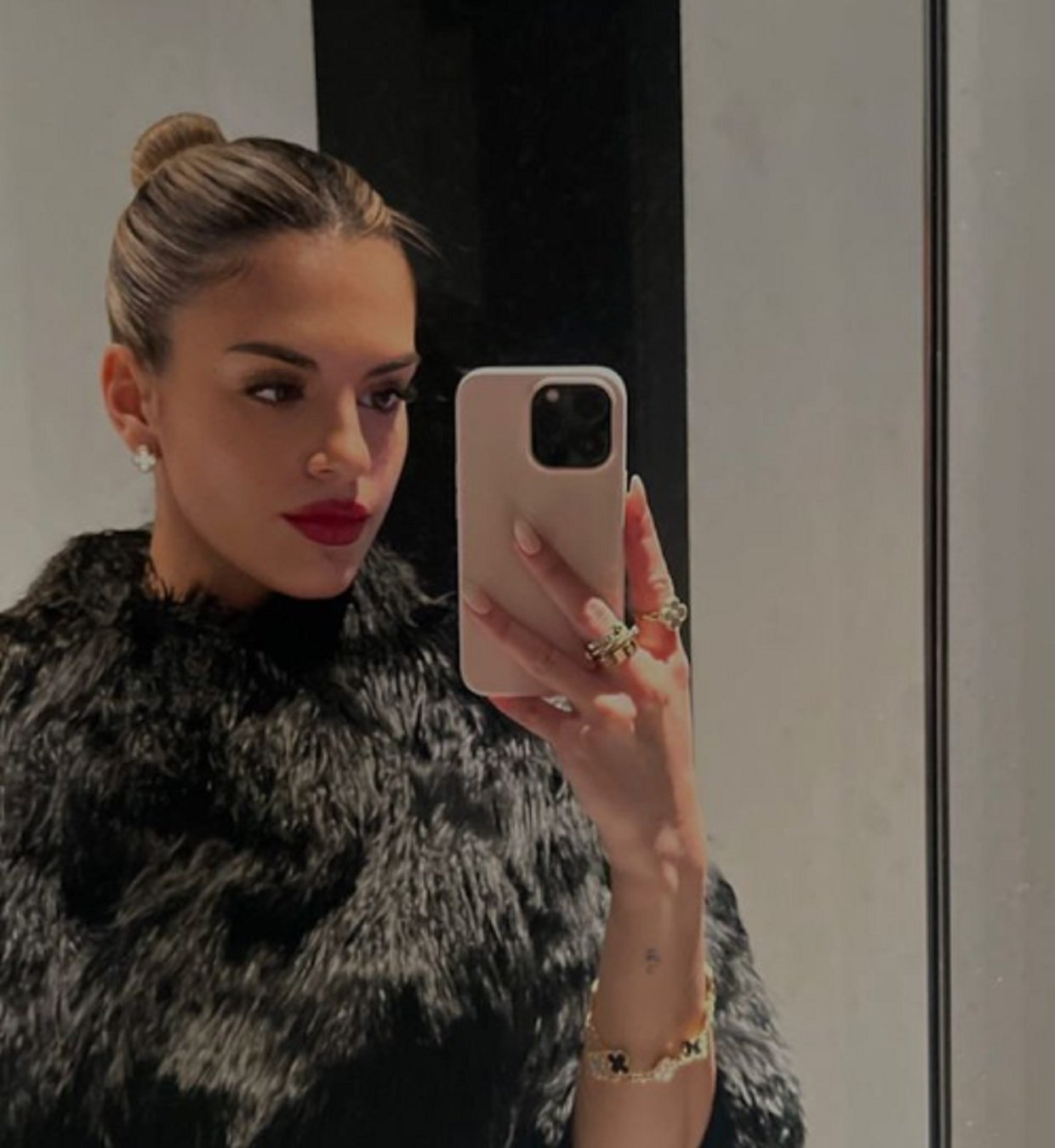 Maria Guardiola y su rompedor look de noche: ombligo al aire y selfie con J Balvin