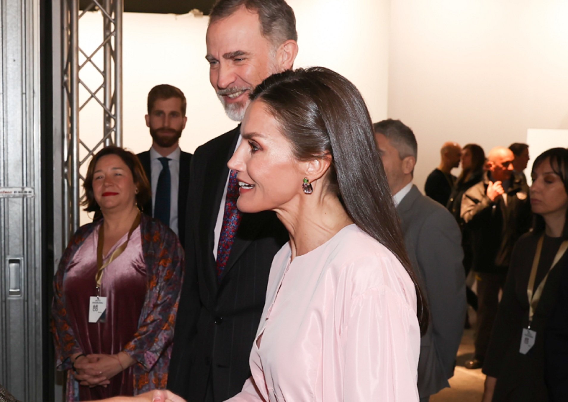 El pillín encuentro entre la reina Letizia y una periodista muy VIP en ARCO: detalles muy pijos