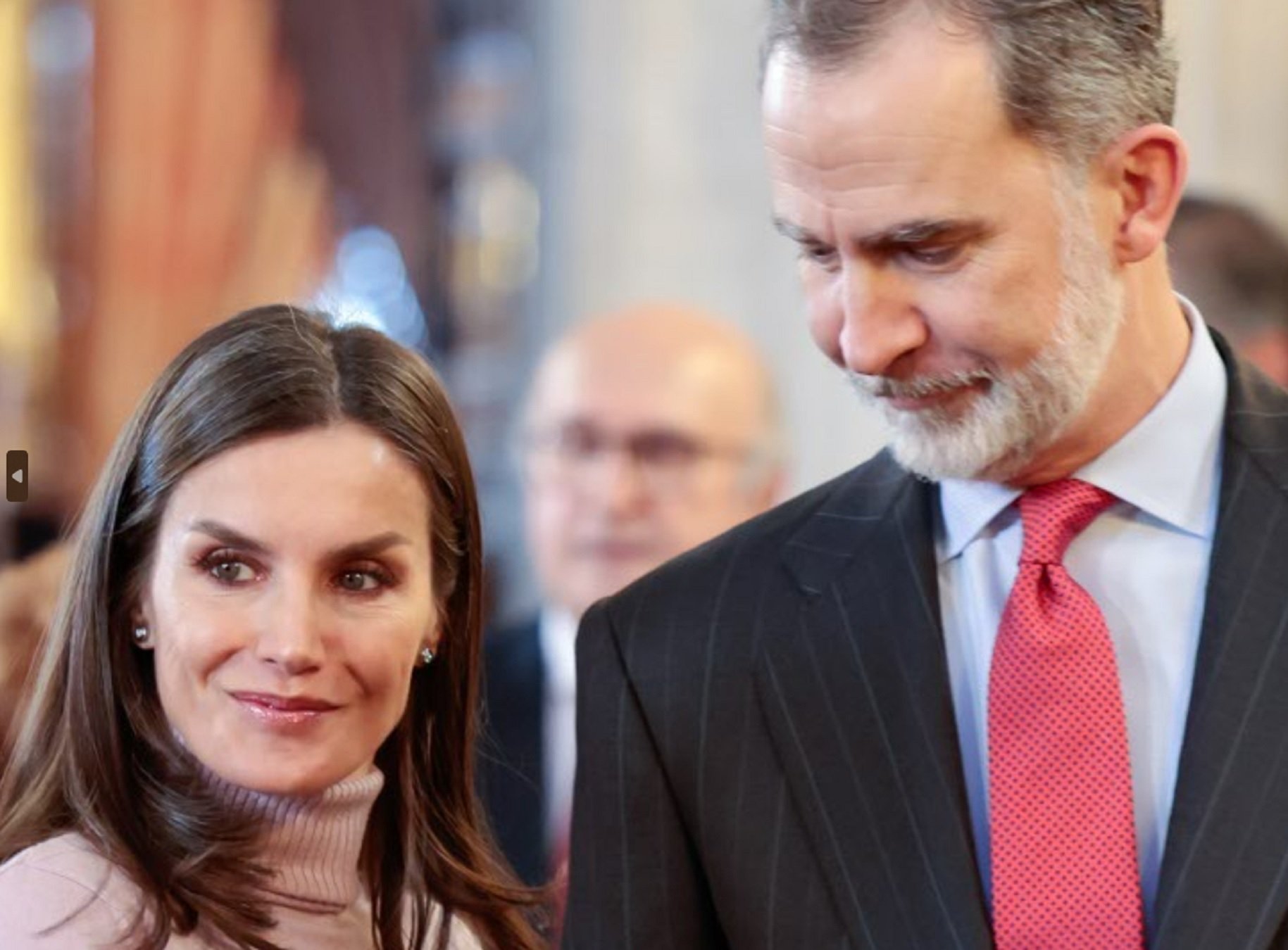 Letizia muestra sin querer el sujetador y la cara de cabreo de Felipe es un poema