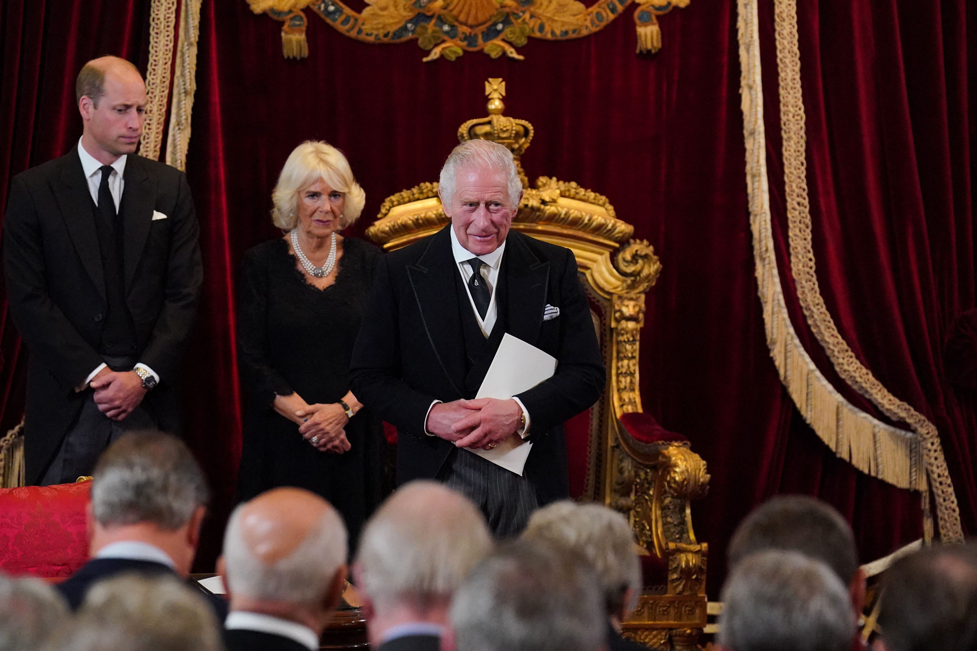 Carlos III invita personalmente a Juan Carlos I a la coronación y abre un cisma en la Casa Real