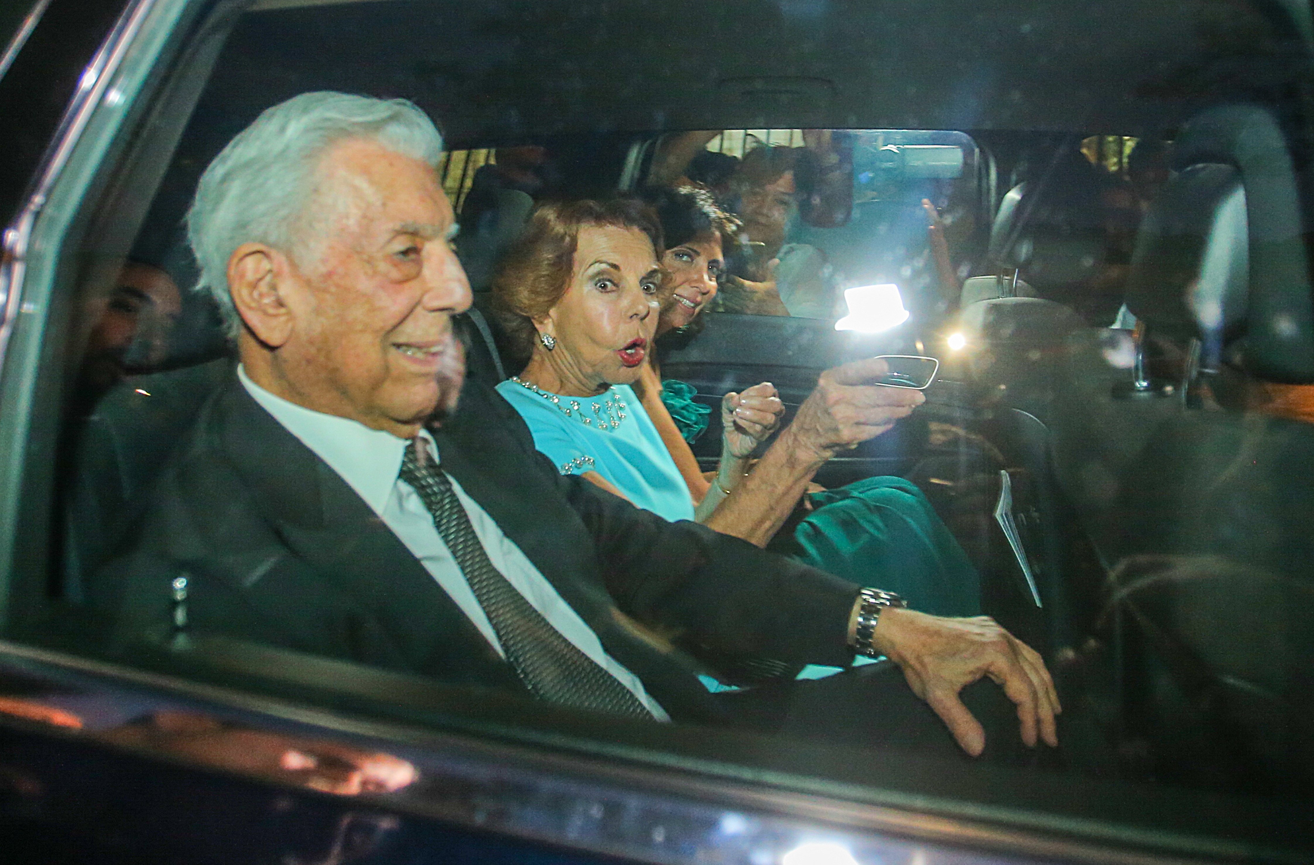 Vargas Llosa escandalitza el personal. Imatge "políticamente incorrecta" amb Patricia, el fill els enxampa