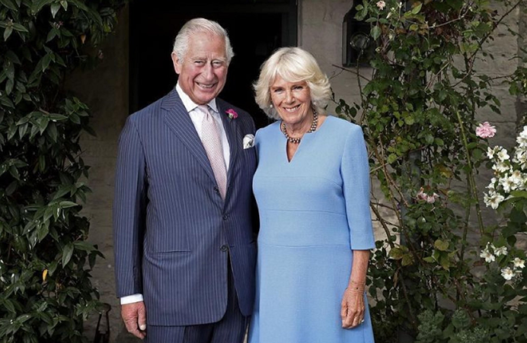 Carles III i l'exreina consort Camil·la Parker-Bowles s'escapen de Buckingham: good bye