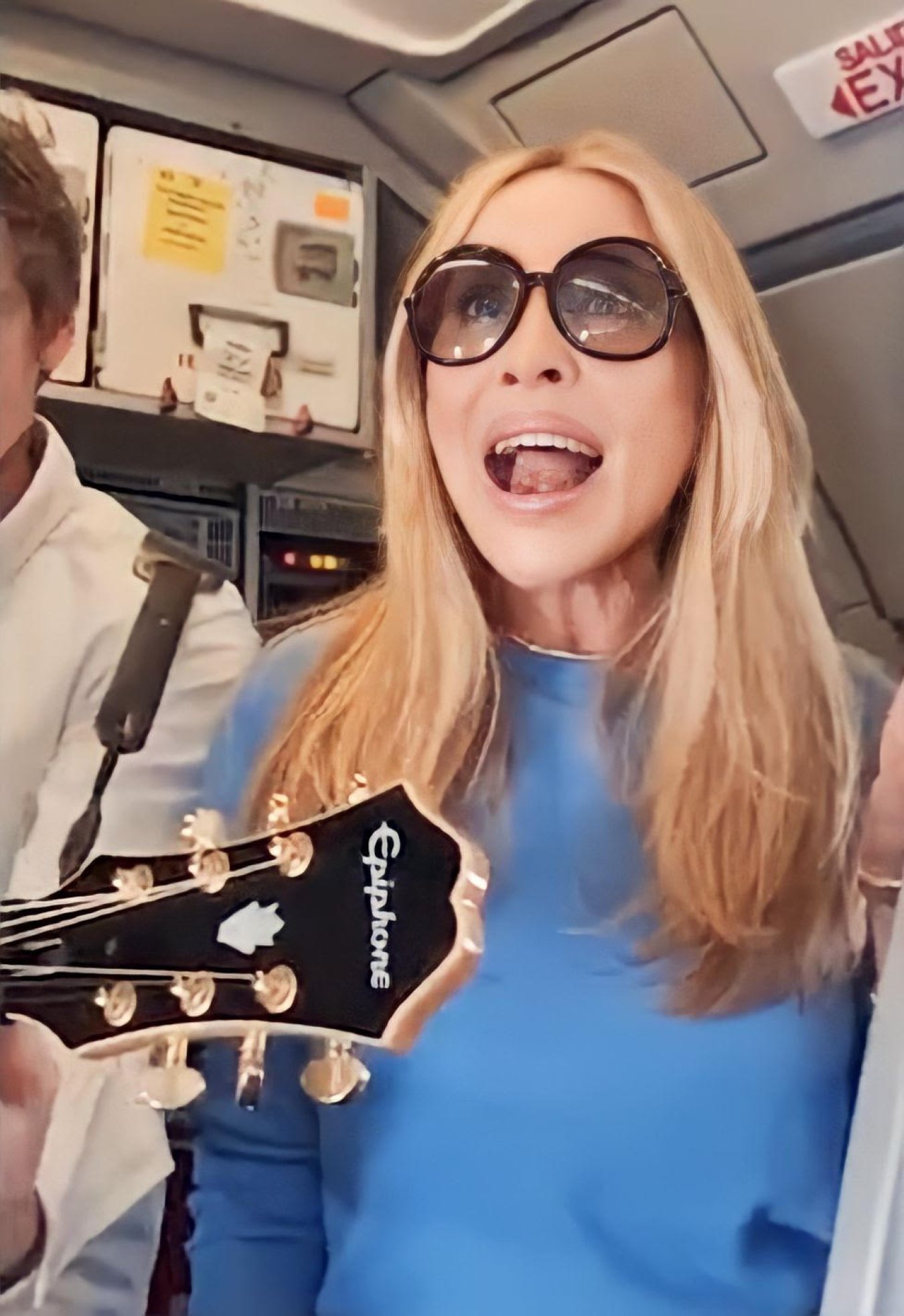 Ridícul de Marta Sánchez cantant dins d'un avió en ple vol: la xarxa no té pietat