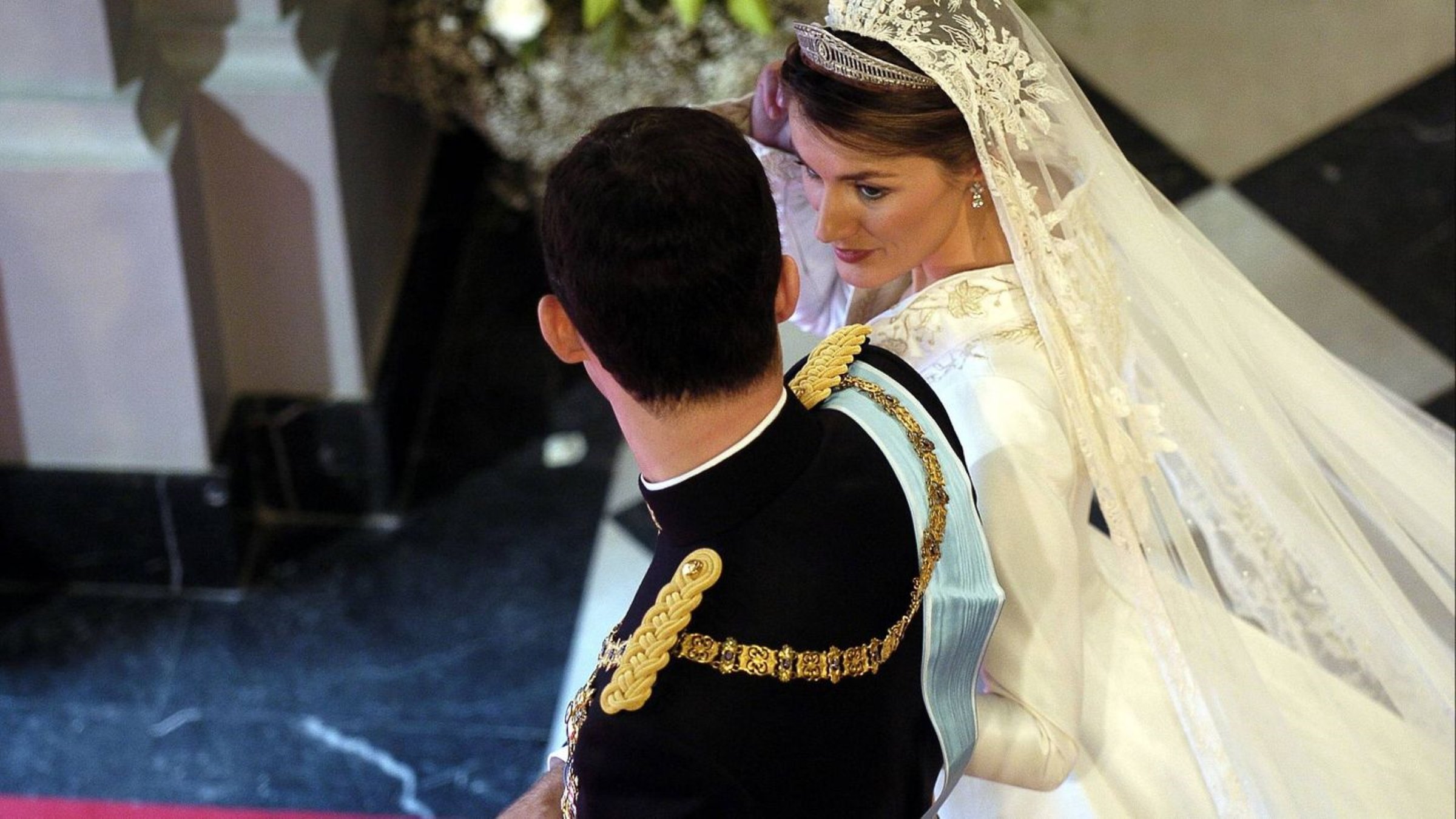 Letizia explota en su boda: "Llévate al abuelo ya". Acabó a puñetazos