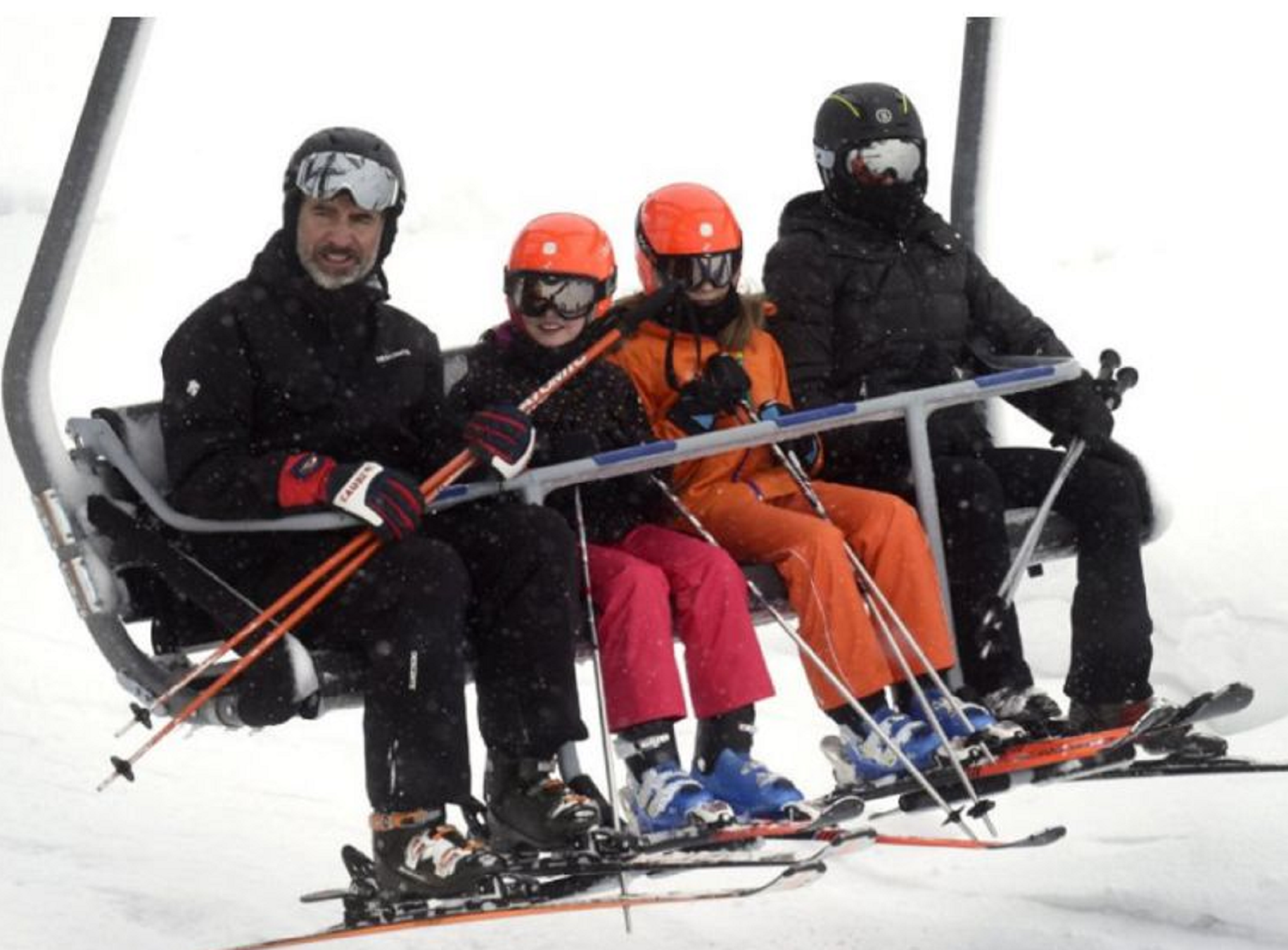 Felip VI es passa el dia esquiant mentre els pensionistes omplen els carrers