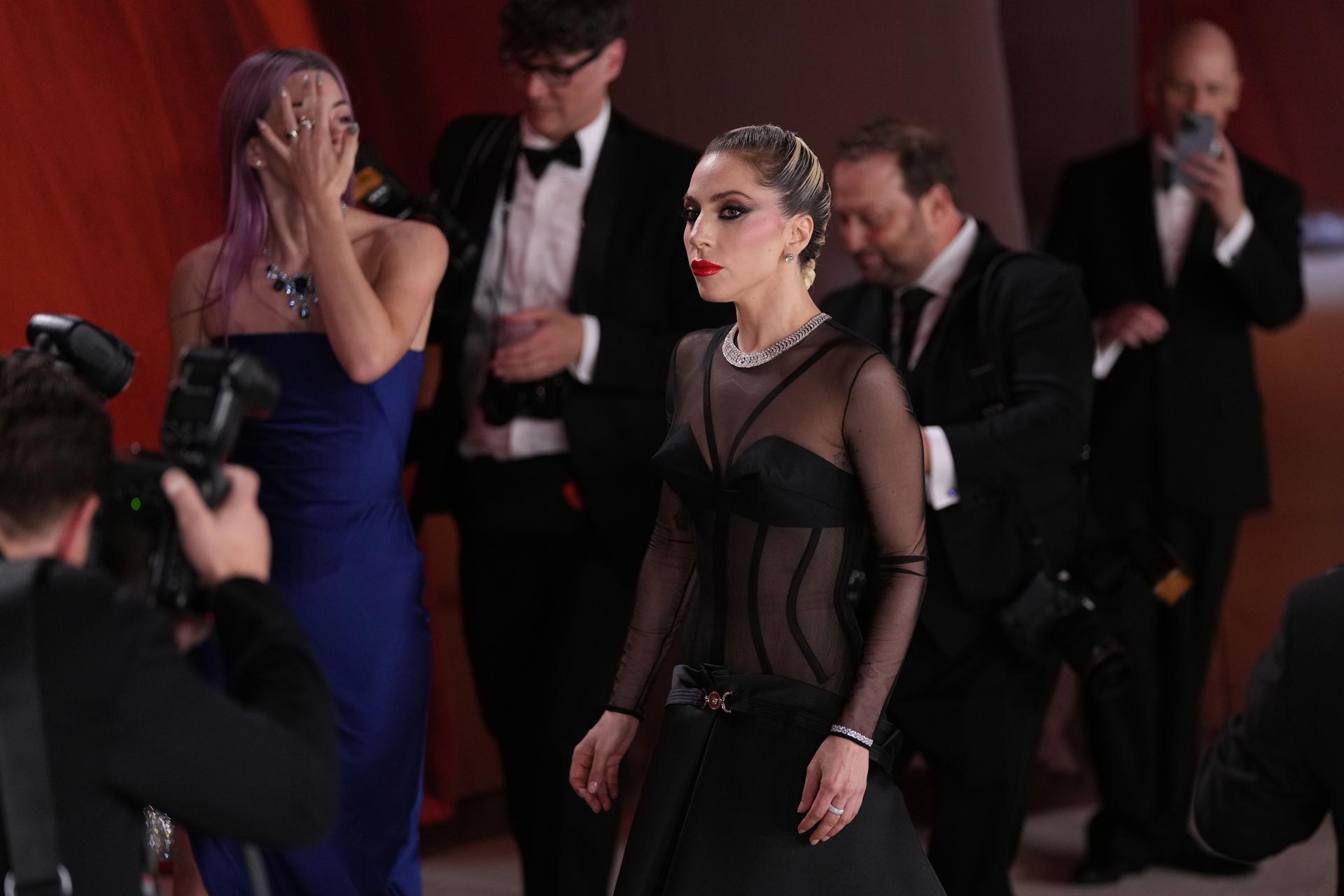 Un fotógrafo se da de bruces en los Oscars y Lady Gaga hace esto | VÍDEO