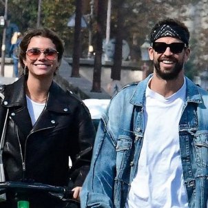 Clara Chía infantiliza a Gerard Piqué: foto inédita vestidos exactamente igual