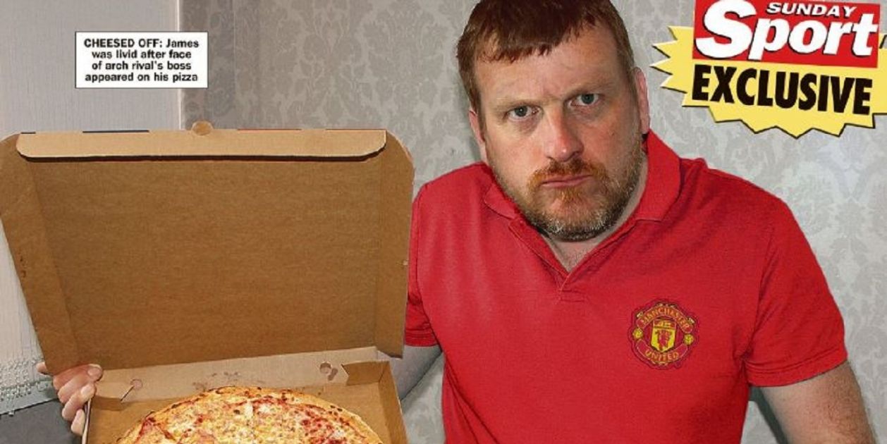 Мужик заказывает пиццу. Пареньв в пиццерии. Пицца юмор. Мужик с пиццей. Фотосессия с пиццей.