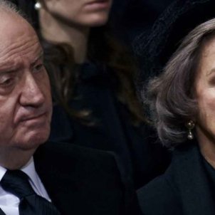 La reina Sofía, humillada, ‘fuga’ en montacargas al grito de “cuidado, ¡sube!”