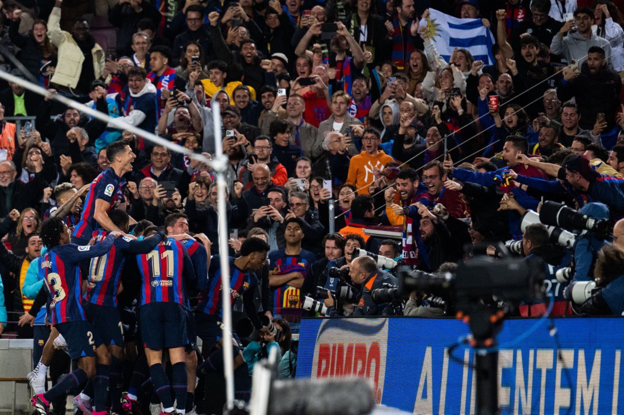 La foto que enamora a los culés: Aitana Bonmatí camuflada y eufórica en el Camp Nou