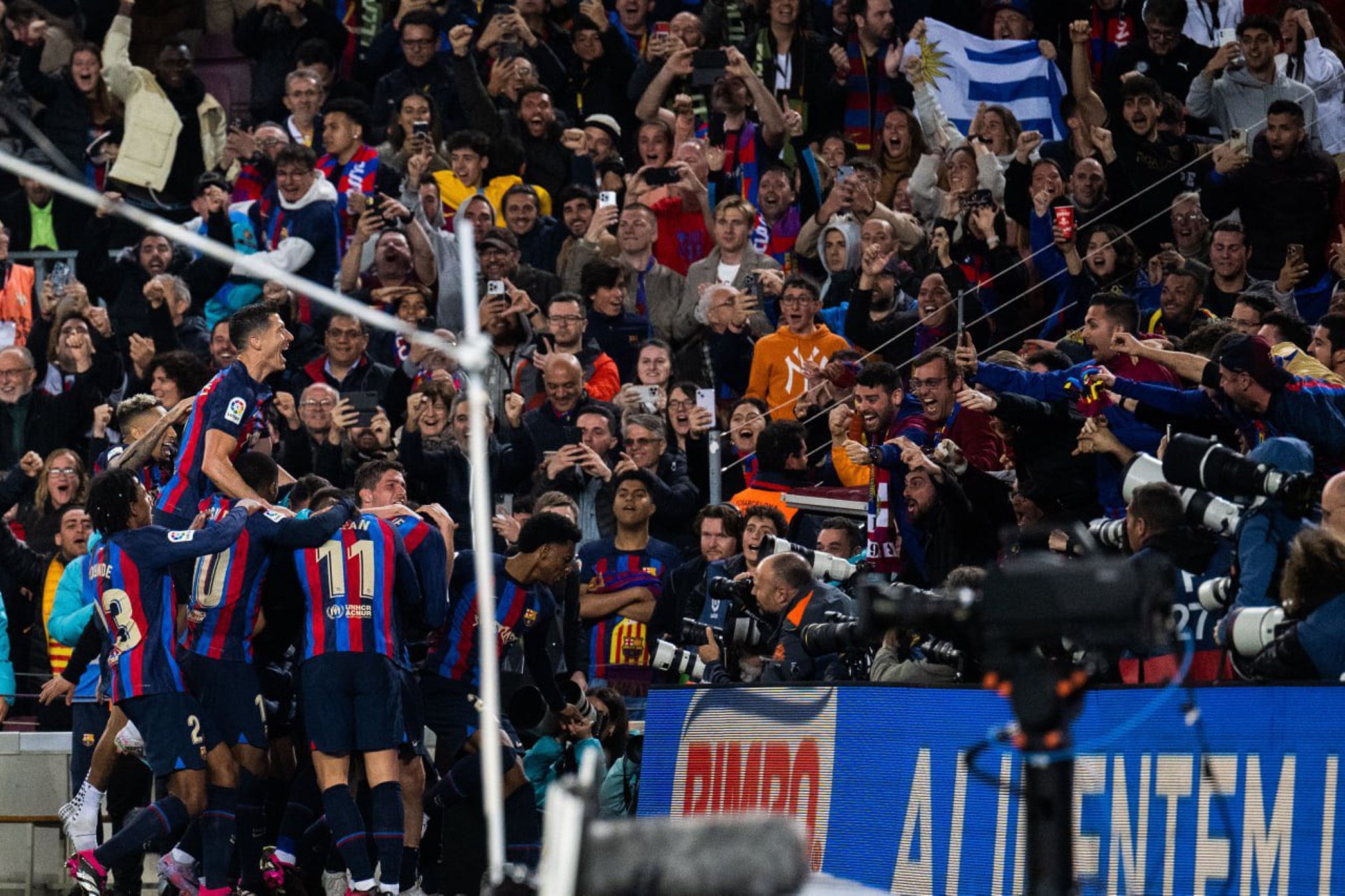 La foto que enamora els culers: Aitana Bonmatí camuflada i eufòrica al Camp Nou