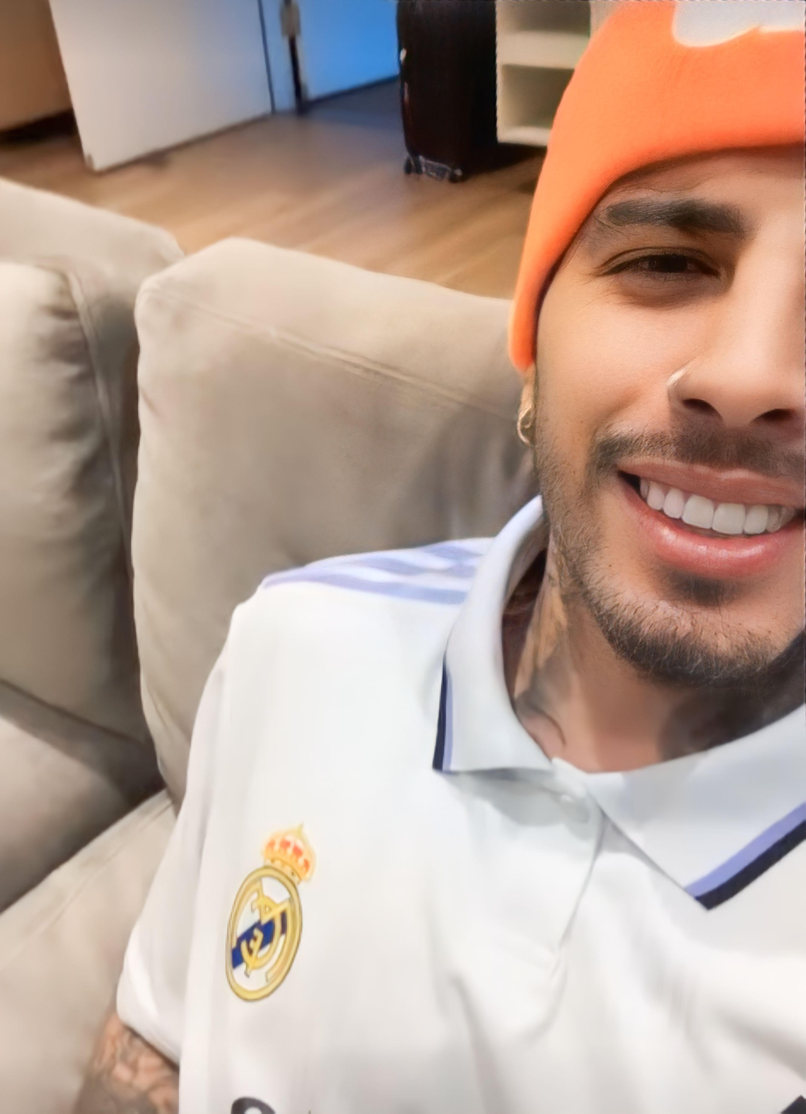 Rauw Alejandro con camiseta del Real Madrid, desafía a Rosalia y palma: "F***"