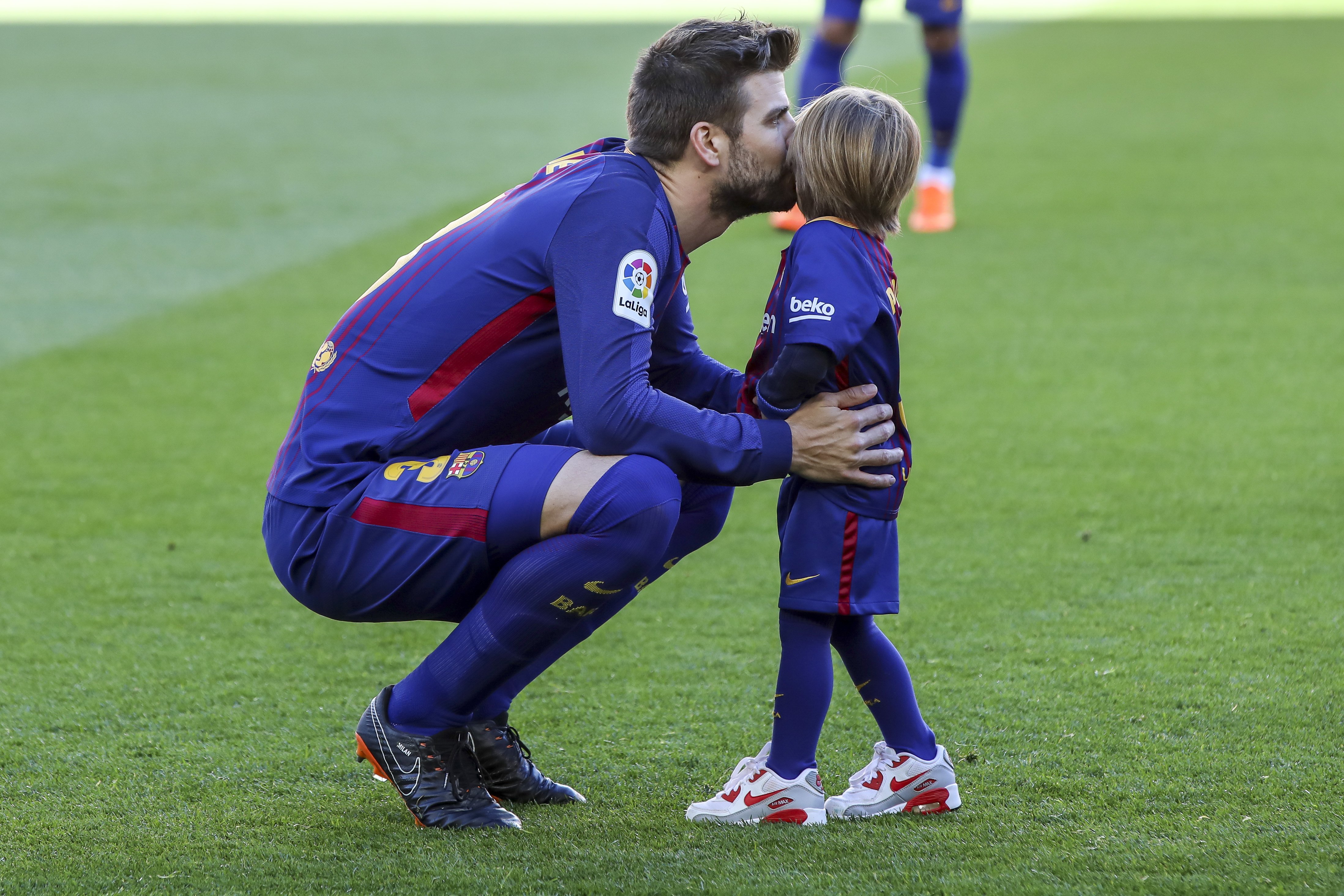 Las imágenes más tiernas de los 'padres' Piqué y Rakitic