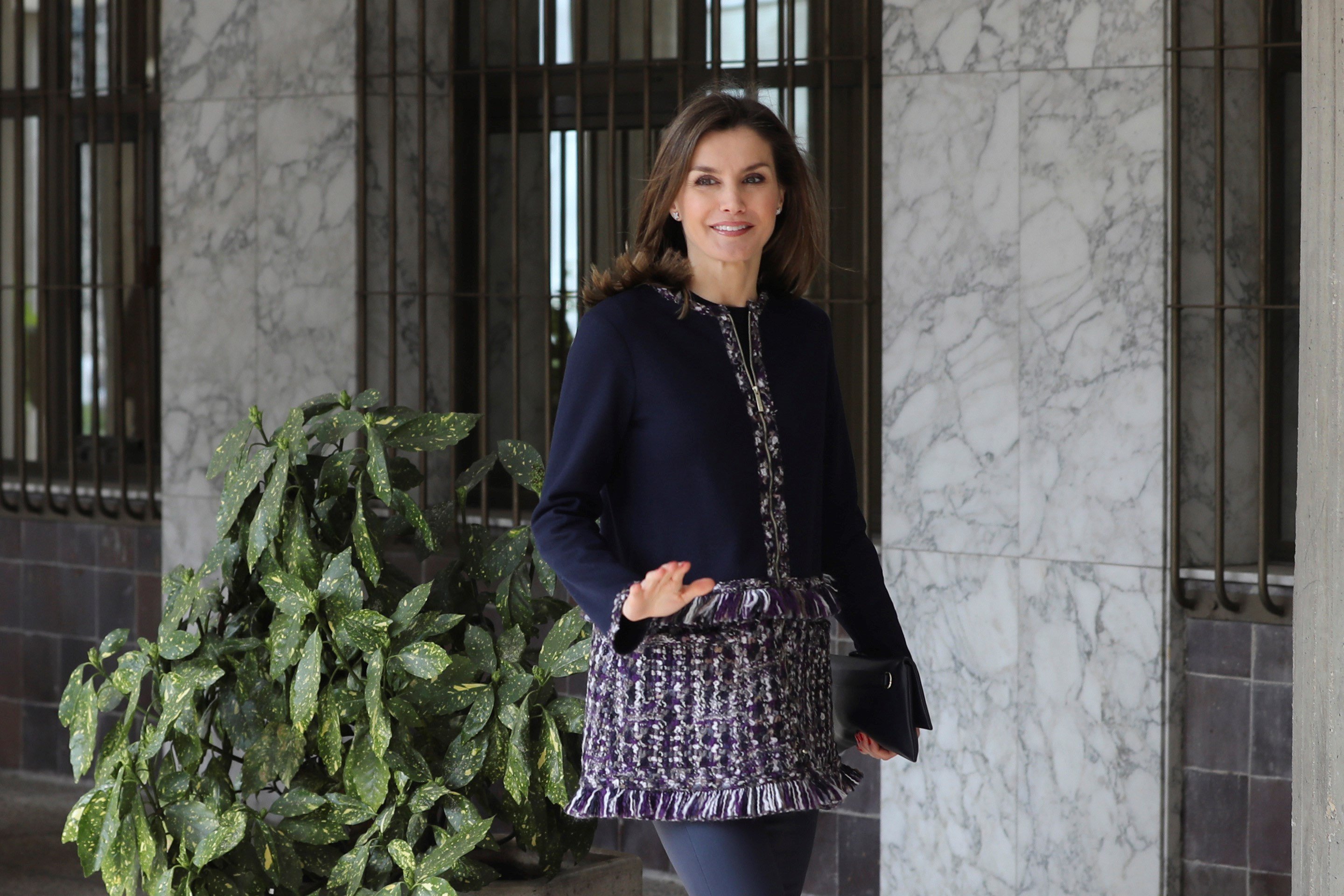 La reina Letizia, mallas y flecos en la última reunión de trabajo