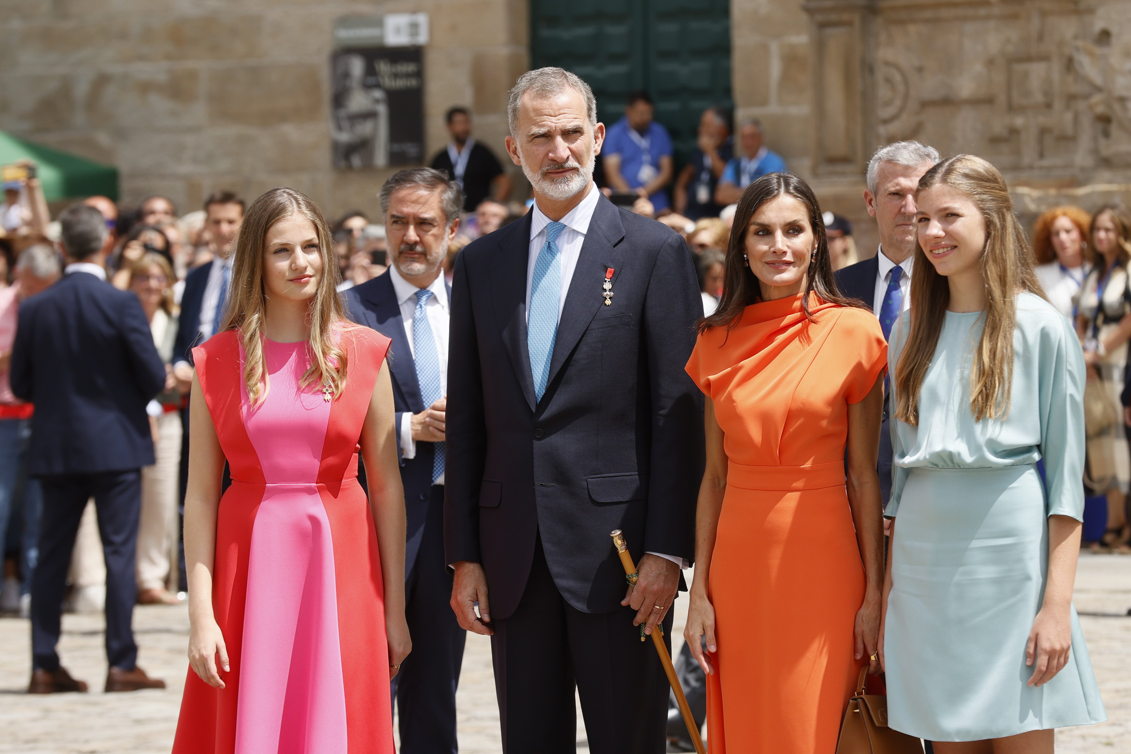 Felip VI, ballant amb l'enemic, Letícia s'apropa, l'agafa del braç i se l'emporta de la festa