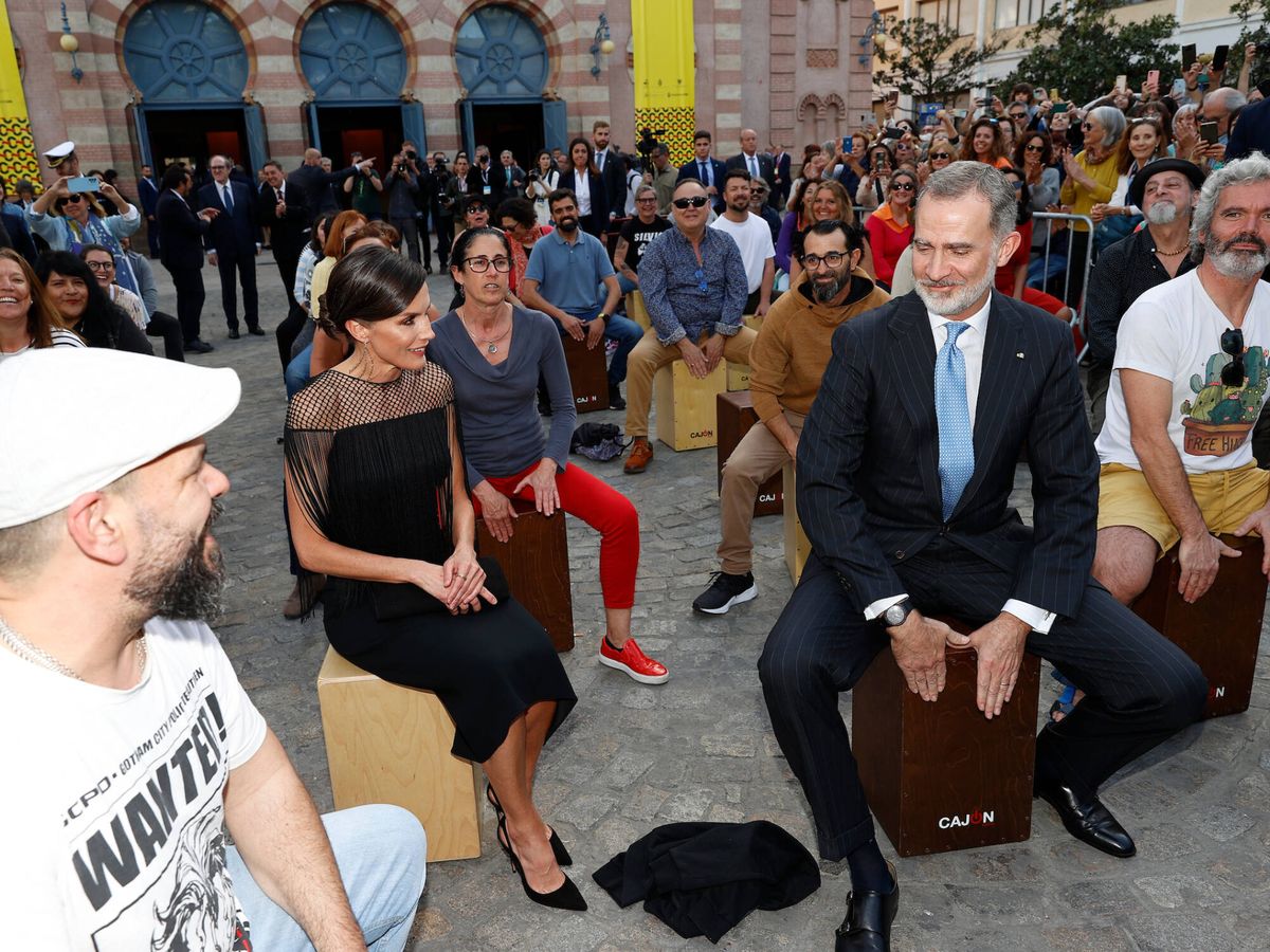 Letícia, males formes amb un dels seus escortes, ordre directa amb cara de pocs amics