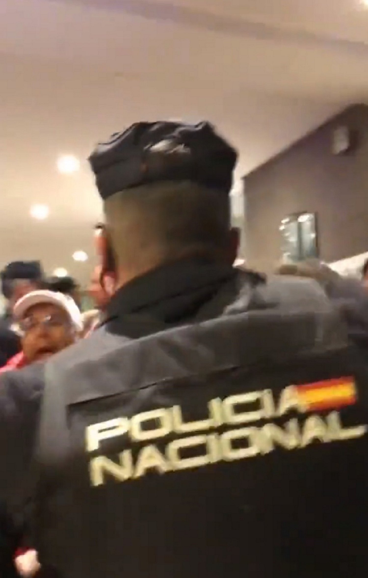 Ex del Barça, brutal con la policía española y la Roja: "Fascistas y racistas asquerosos"