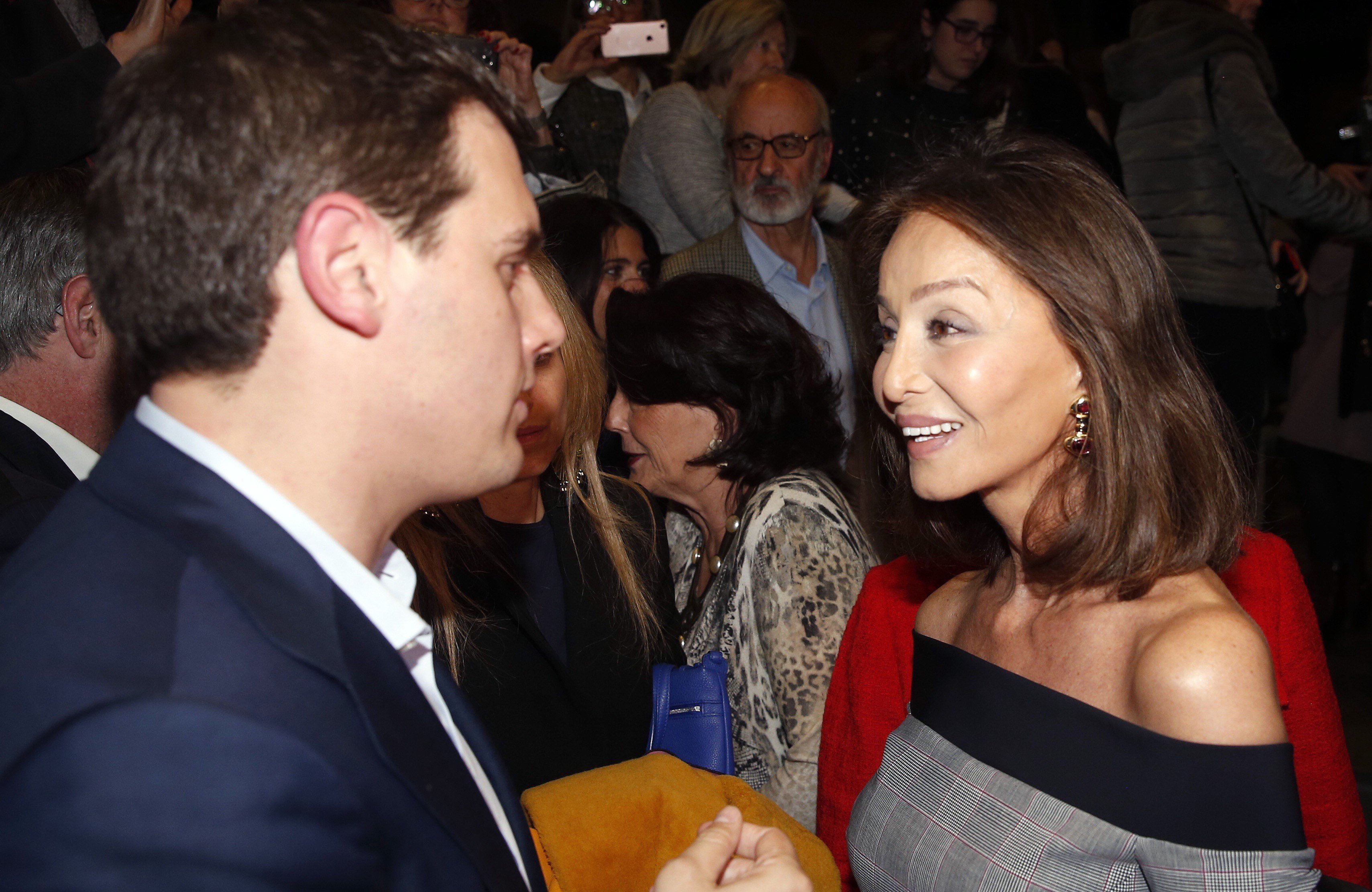 Albert Rivera captiva Isabel Preysler: "És fresc, nou i net"