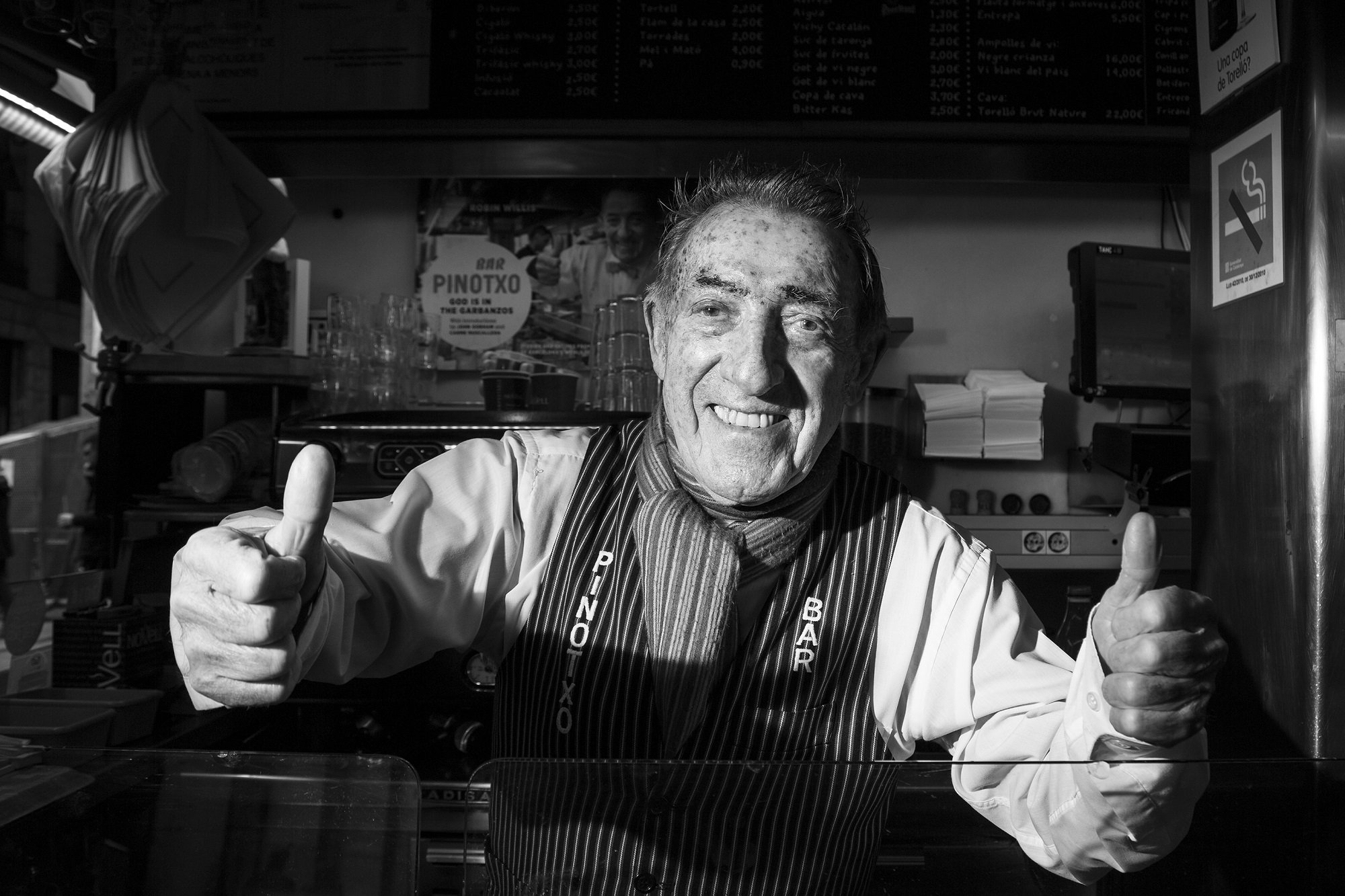 Marc Ribas plora per Pinotxo: emotivíssima foto a La Boqueria de dues llegendes de la gastronomia catalana