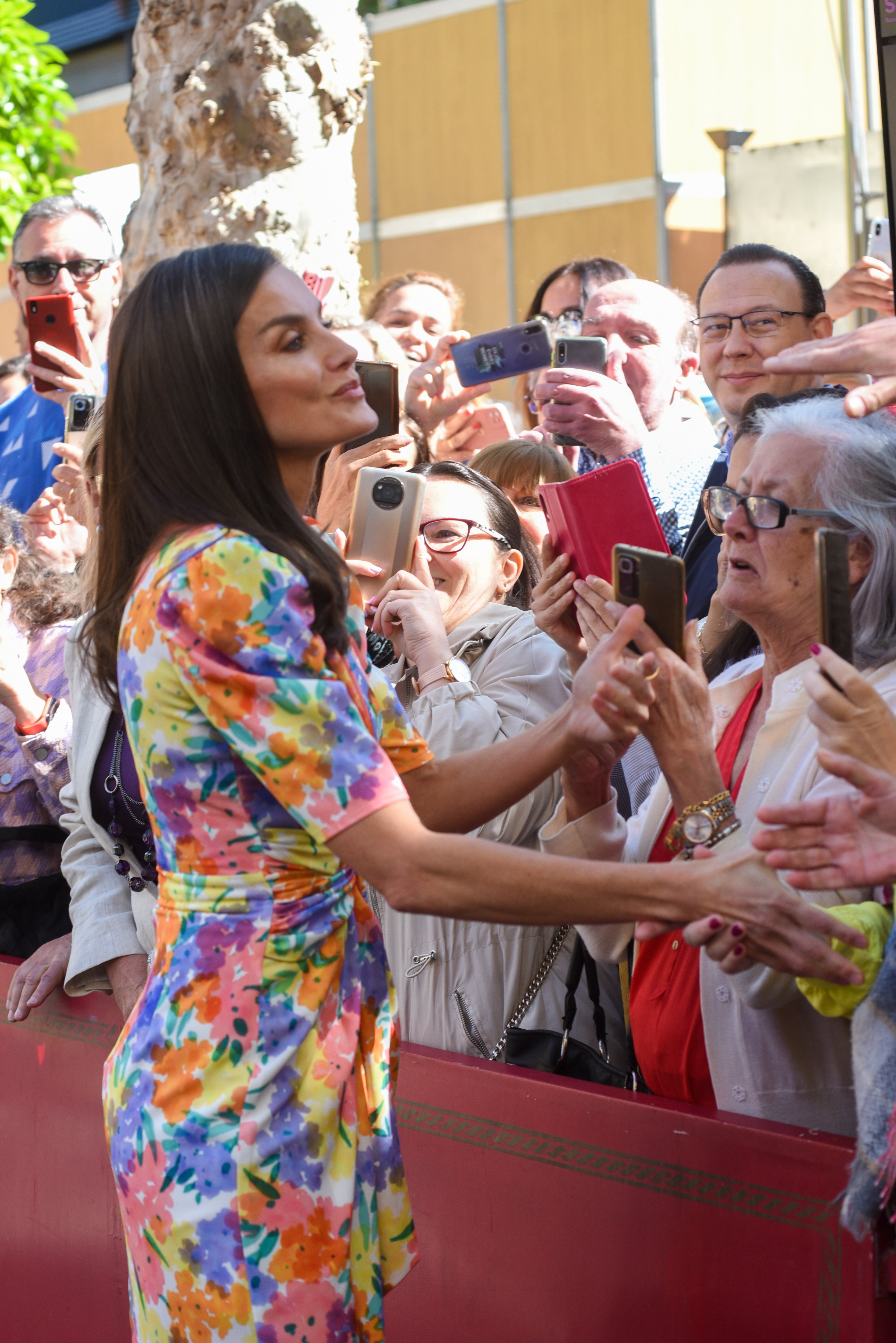 Foto impactante: Letizia humillada por una mujer que le reclama abolir la monarquía