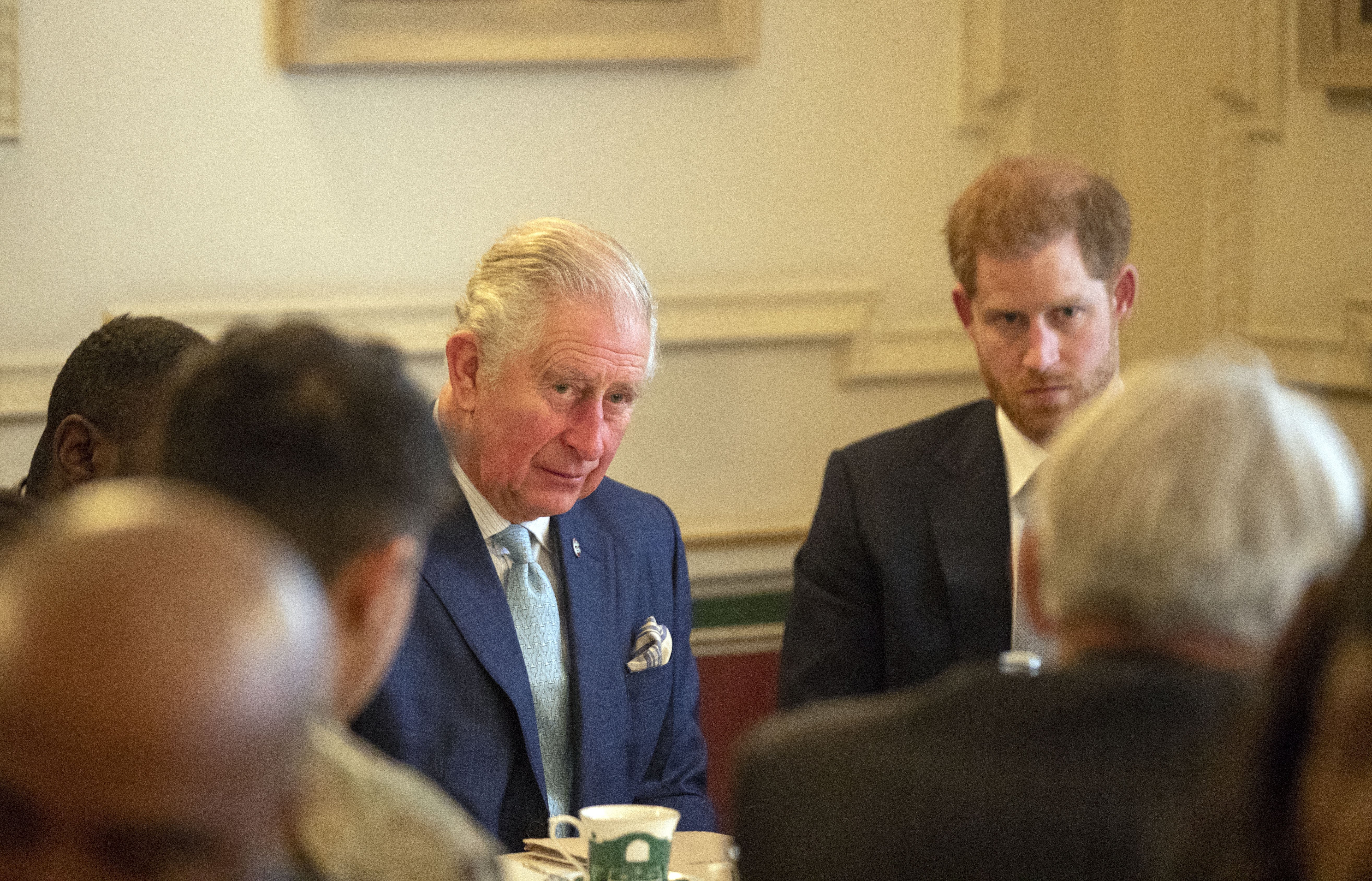 Harry, encerrado en la habitación del hotel, la escena que confirma la ruptura con Carlos III y Guillermo