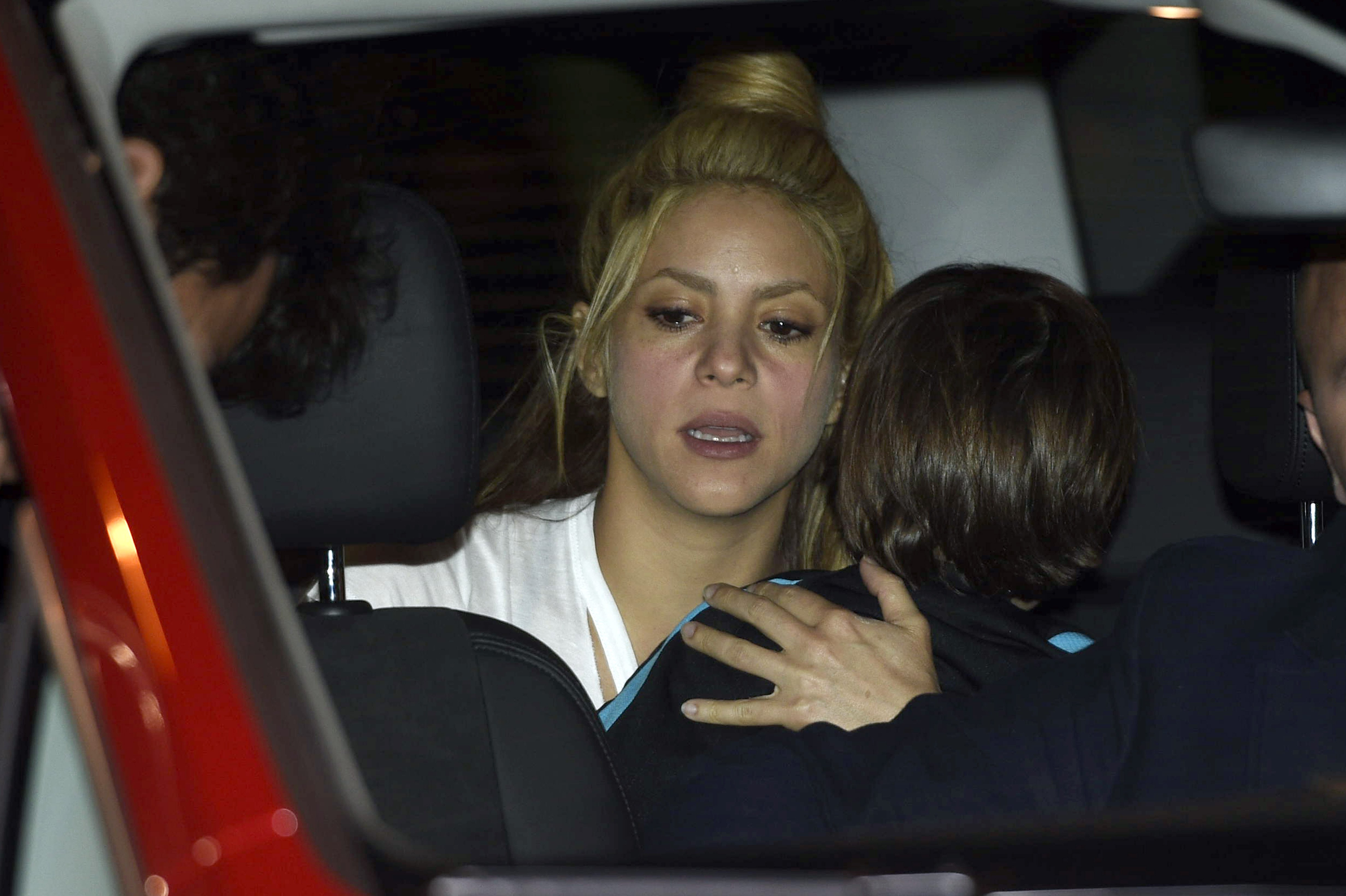 Shakira lucha contra un paparazzi que atemoriza a sus hijos
