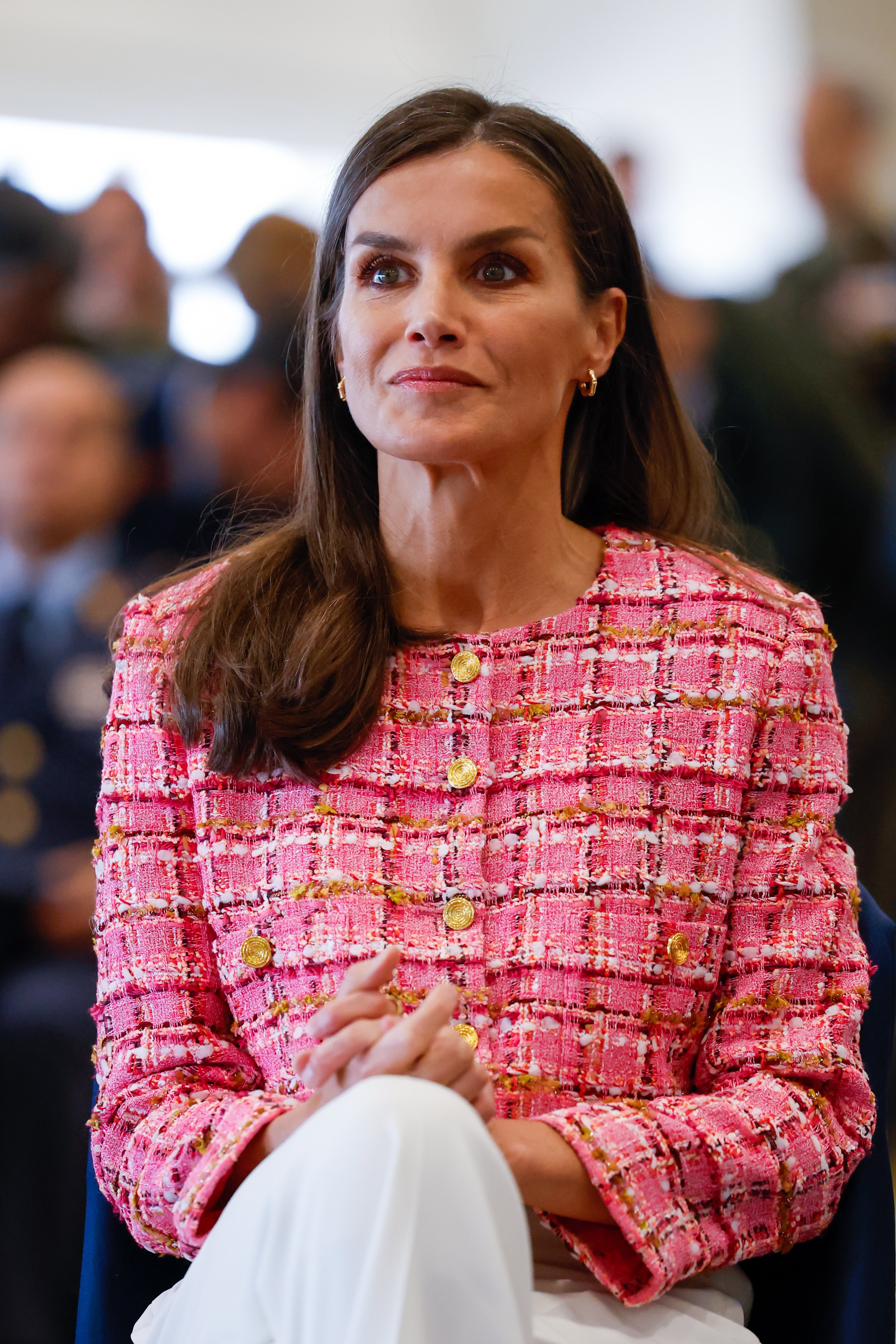 Ridículo de Letizia con una silla, no le gusta un pelo. Muy cutre