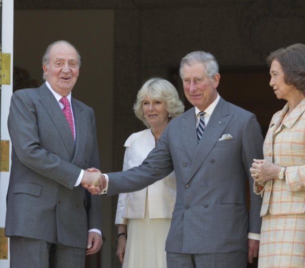 Carles III no ha pogut frenar la 'desinvitació' de Joan Carles I i Sofia a la coronació