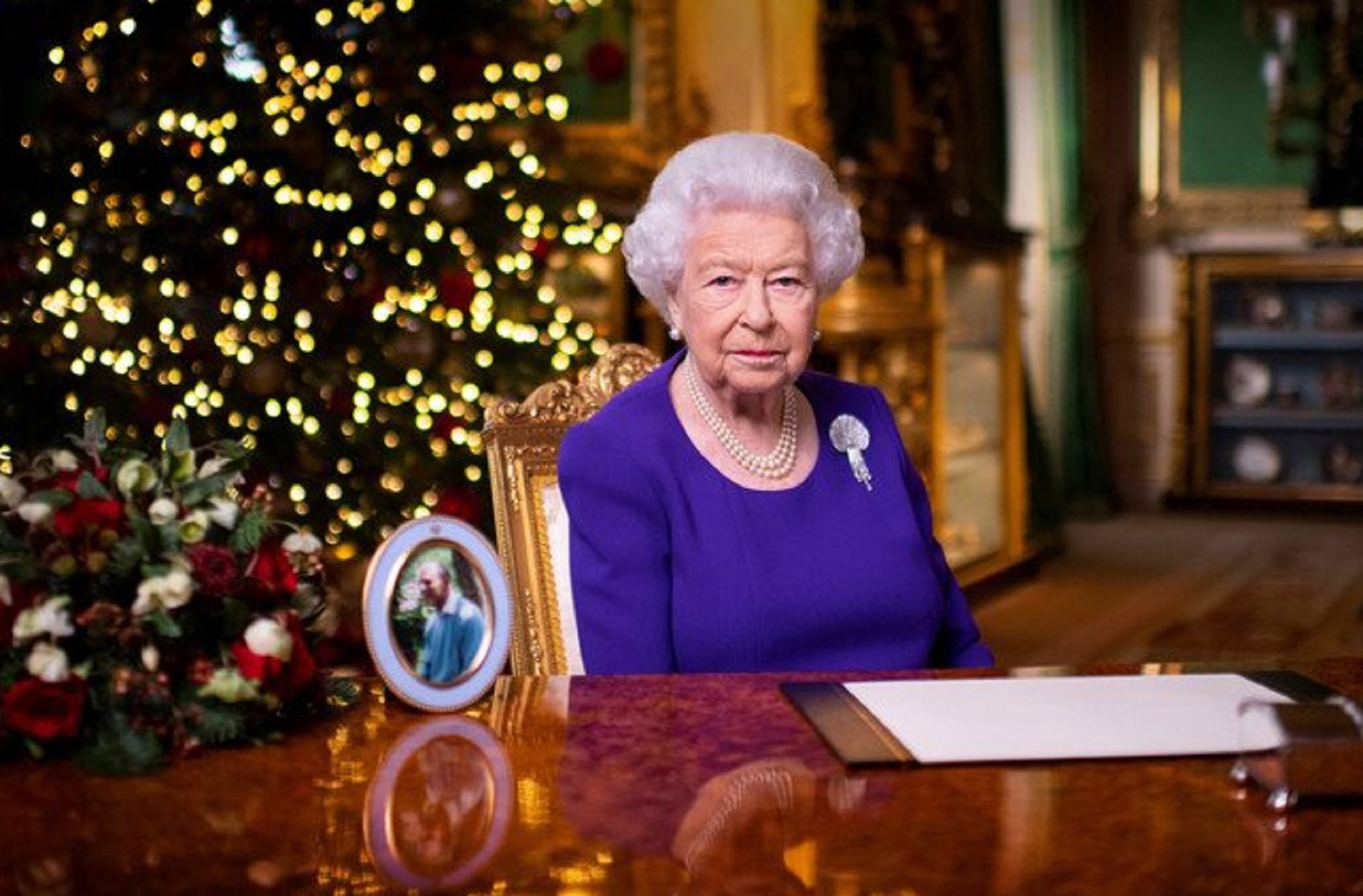 Inèdit: Surt a la llum una foto d'Elisabet II, setmanes abans de morir, amb 10 macos mini-royals