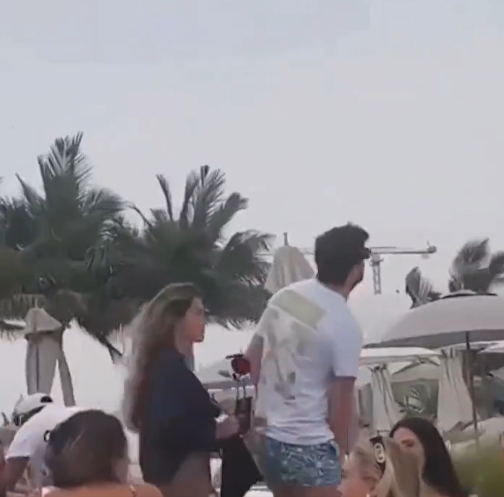 Pillados: Clara Chía y Piqué en la playa de Abu Dabi con un traje de baño diminuto