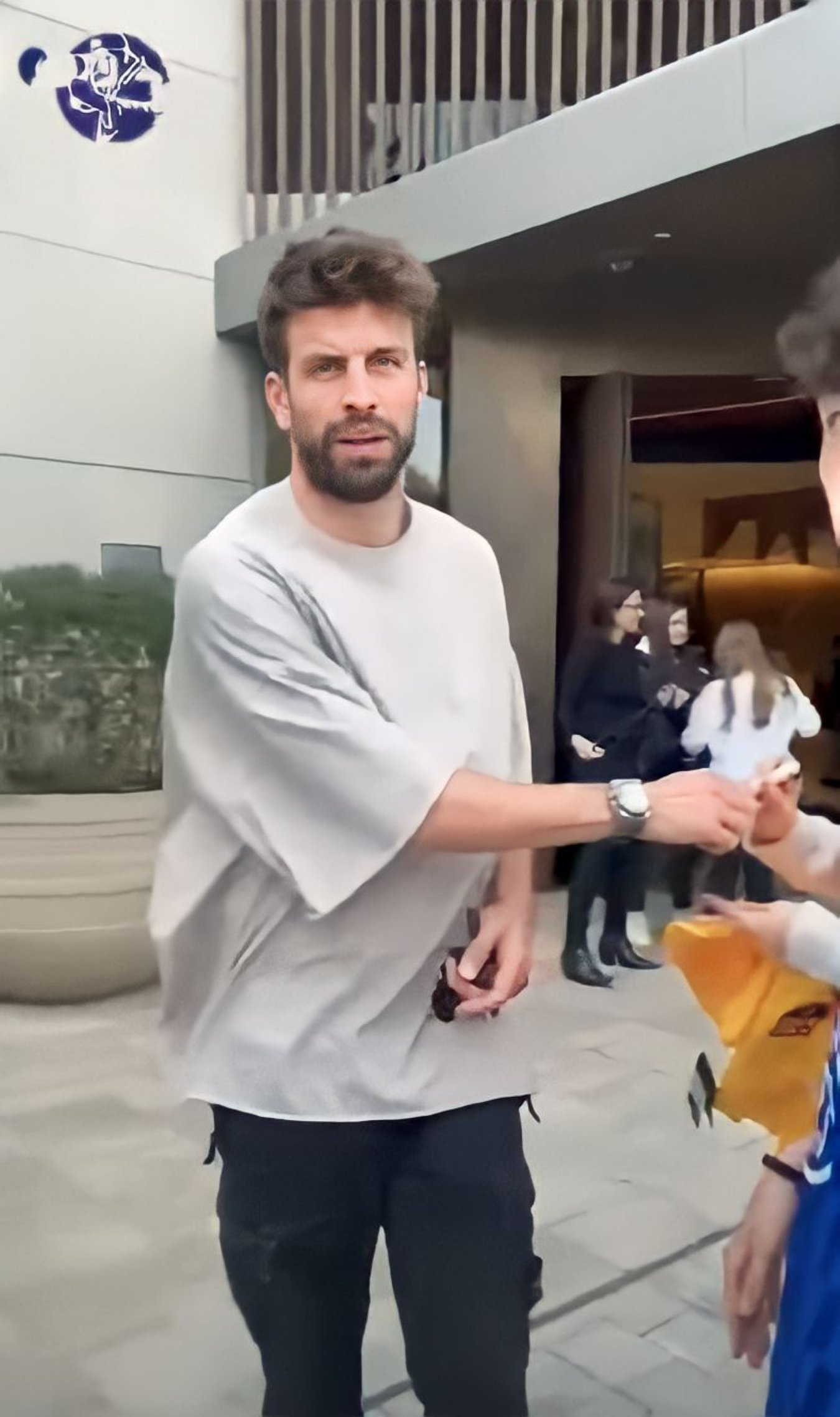 Gerard Piqué, pizza y refrescos con Milan y Sasha en Miami, local con toque culé