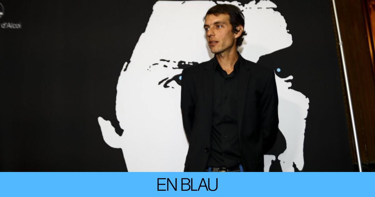 Camilo Blanes entre suciedad, vestido de mujer, tanga y peluca