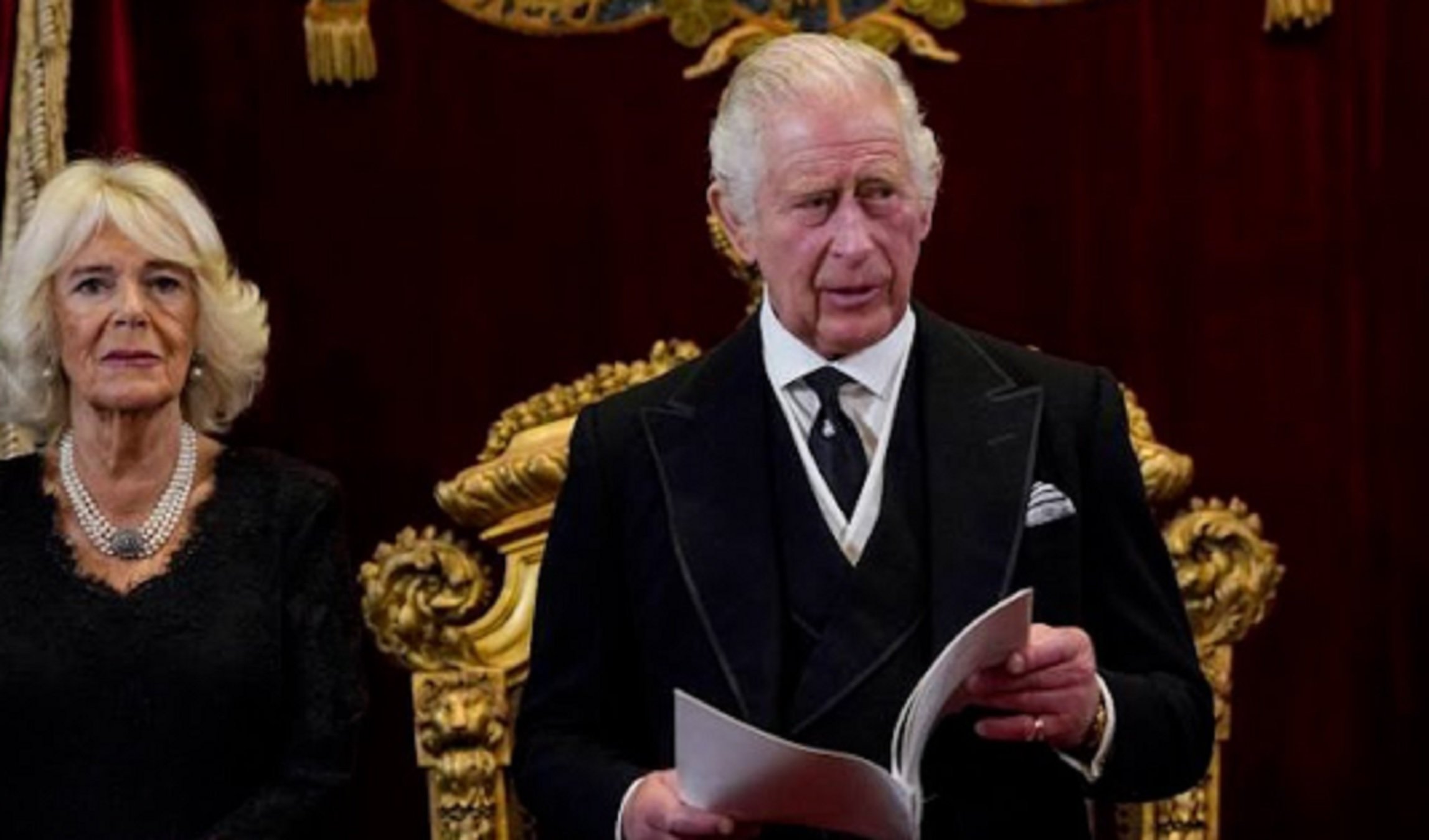Sis bufetades li arriben de cop: Carles III, en crisi a 48 hores de la coronació