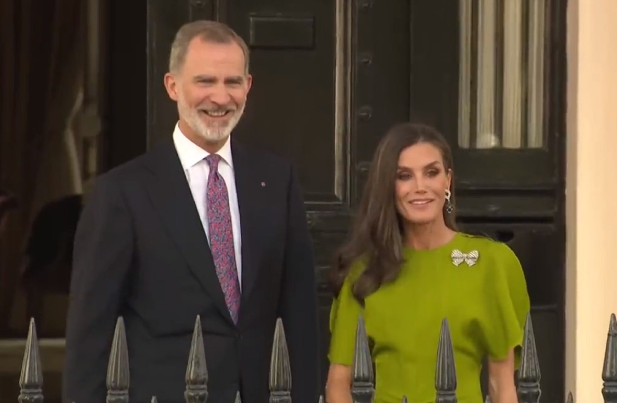 Un poké-bowl al cap: el look de Letícia en la coronació de Carles III | FOTOS