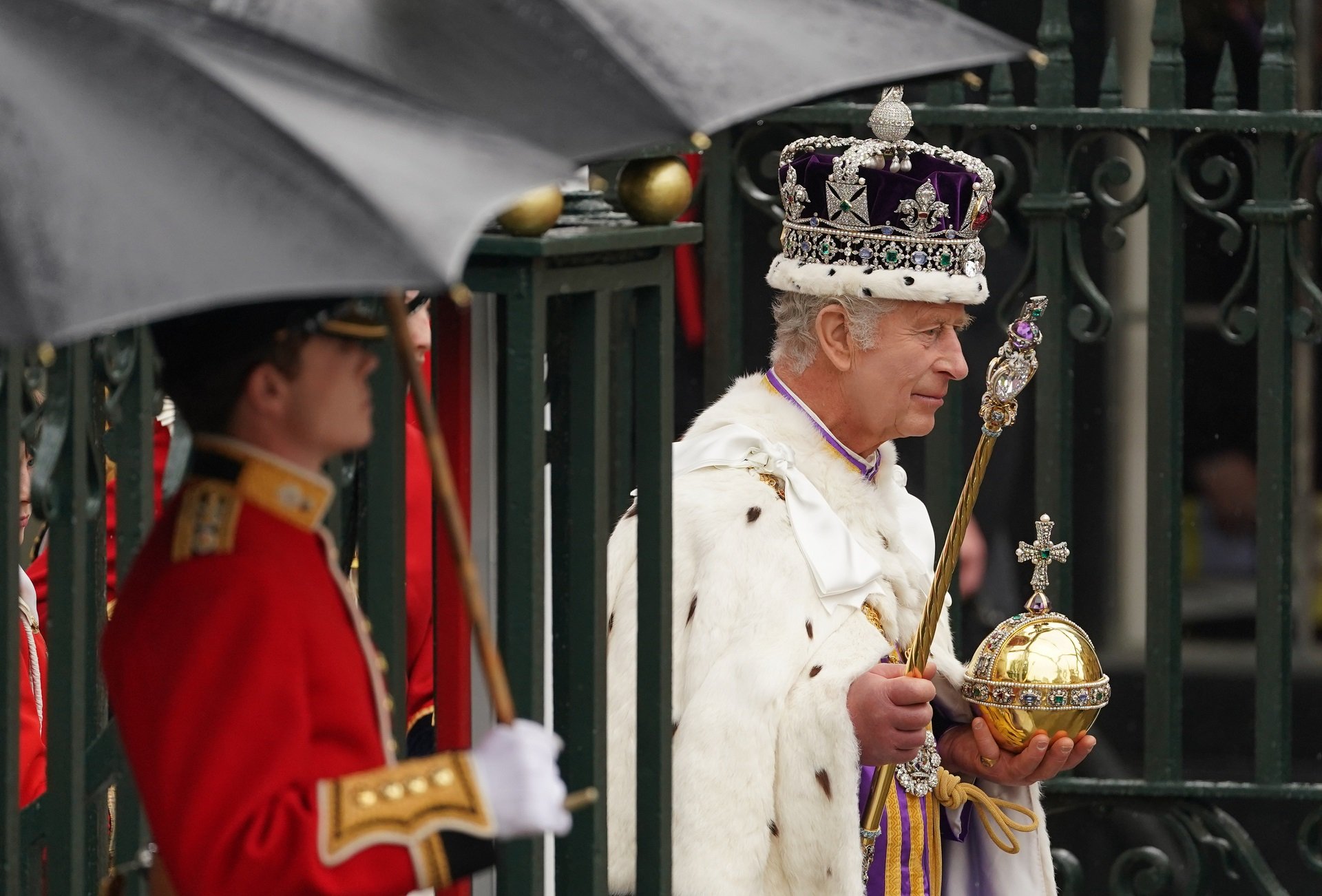 Carles III, rondinaire a la carrossa: mosqueig minuts abans de coronar-se