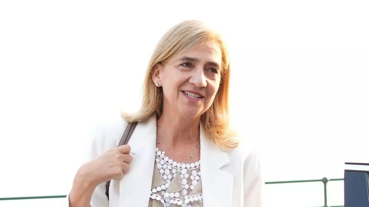 La infanta Cristina tomando el sol como prácticamente Dios la trajo al mundo, fotos bajo llave
