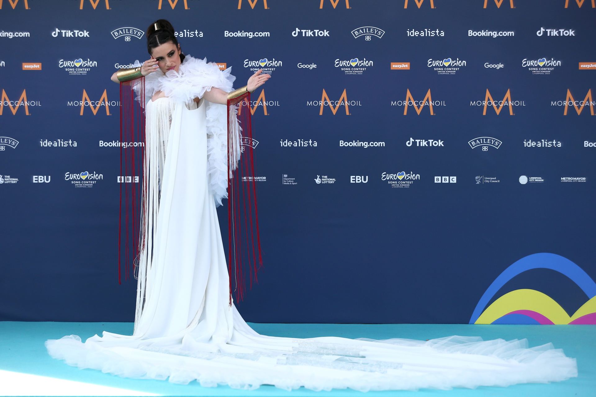 El 'look' de Blanca Paloma arrasa en la alfombra turquesa de Eurovisión 2023 (con coreografía incluida)