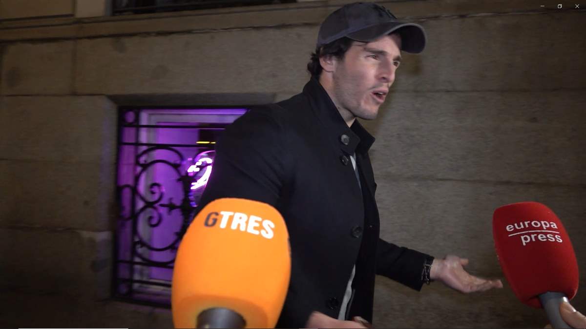 Iñigo Onieva, festa de matinada sense Tamara Falcó, amb crosses a casa