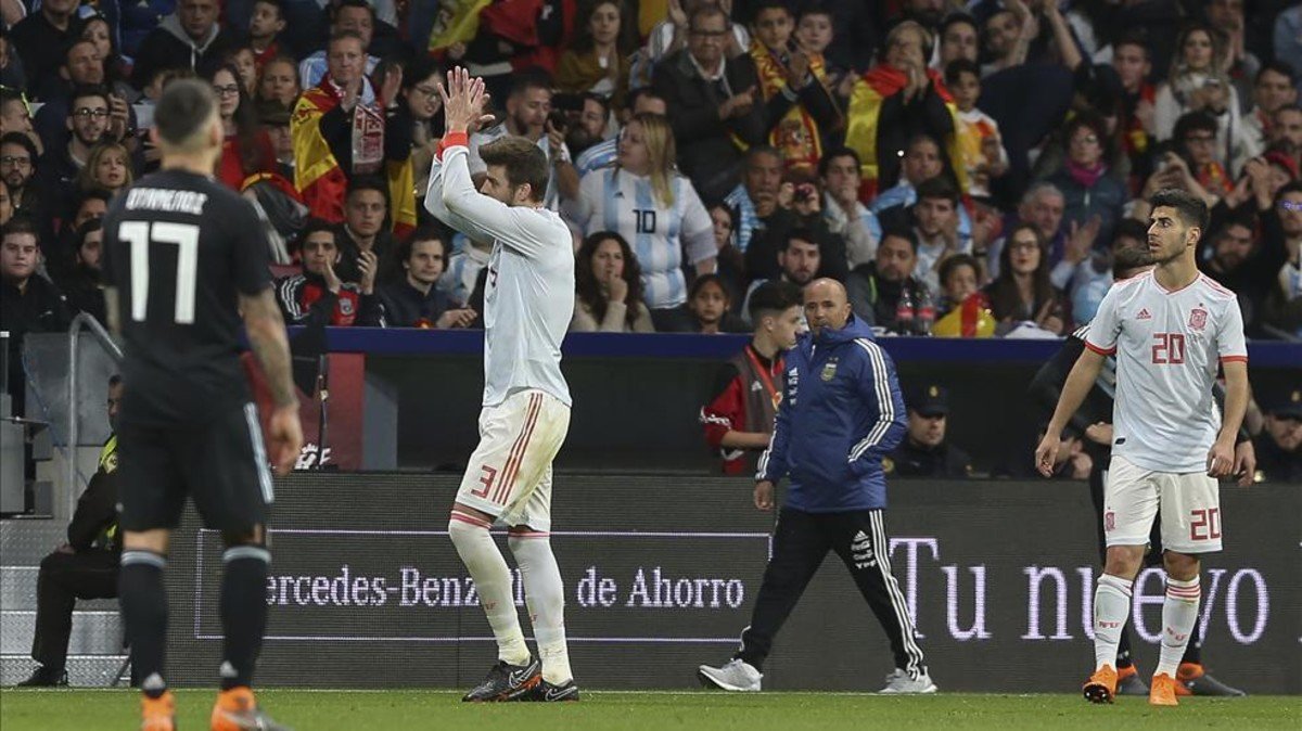 Piqué ovacionado es en Madrid y Catalunya se lo mira incrédula