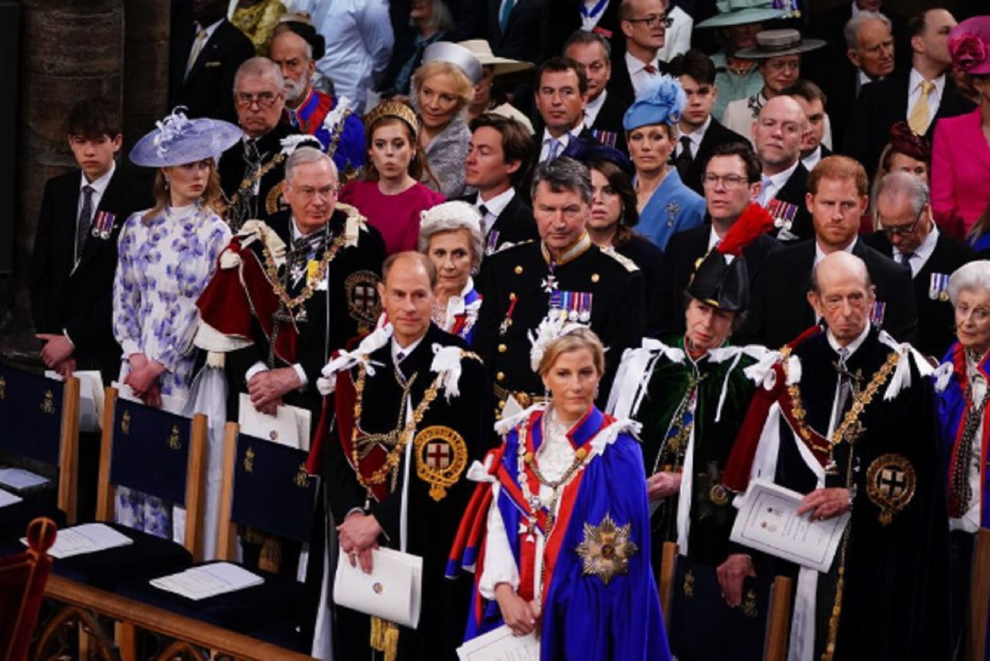 La Royal Family clapando, ella de juerga y luego paga el pato: una Windsor, "siesta" en la coronación