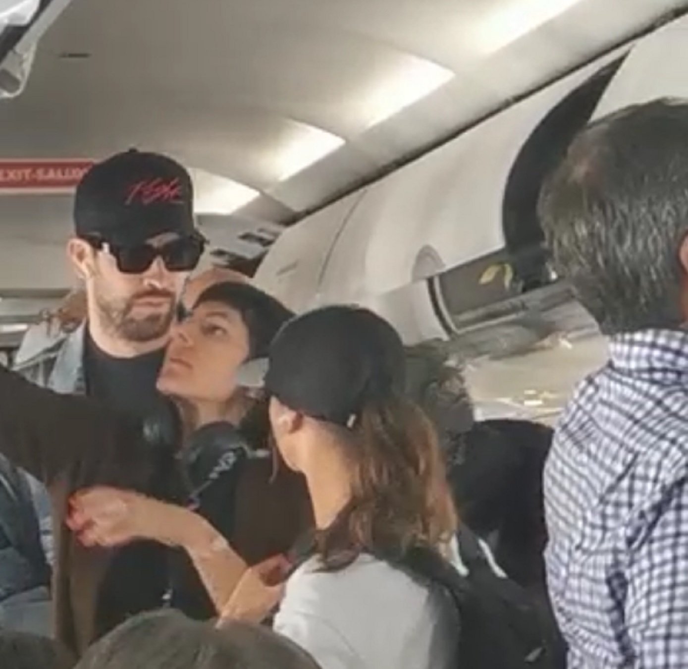 EXCLUSIVA Gerard Piqué apretado en Vueling con maleta personalizada: destino bomba