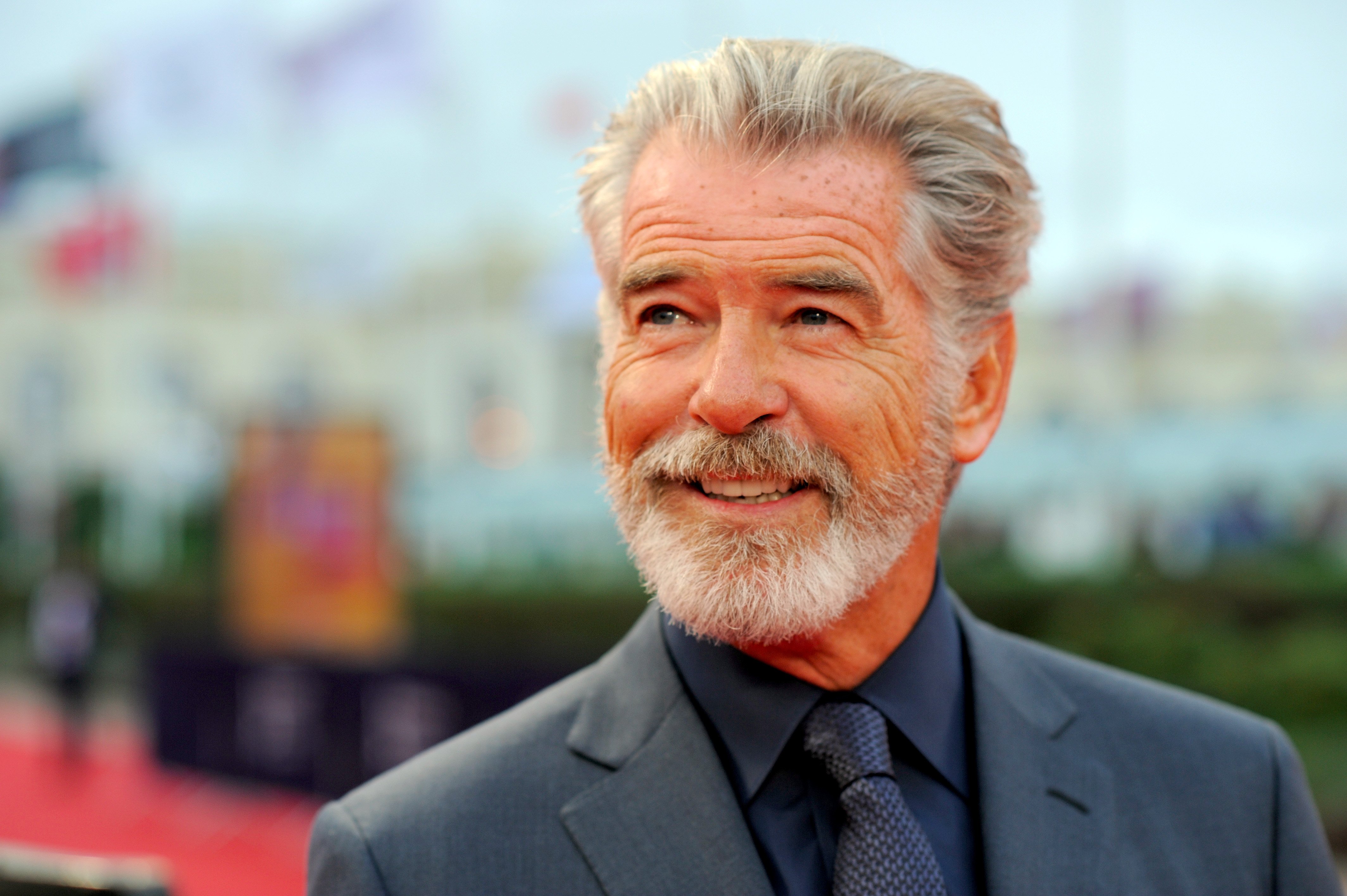 Pierce Brosnan a los 70 años demuestra que es todo un artista fuera del cine