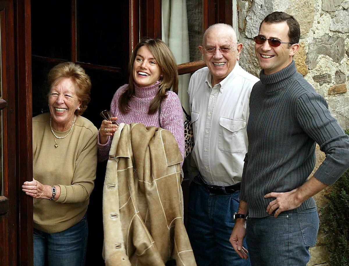 Letizia, adolescente, en bañador con la familia en la piscina, el abuelo Paco y la abuela Kety