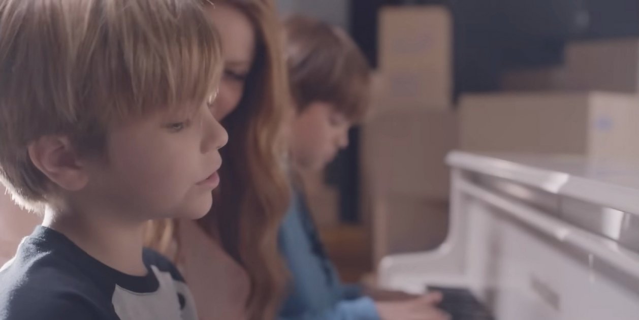 Bofetada de Shakira a Piqué haciendo cantar a Milan y Sasha en un vídeo  para llorar